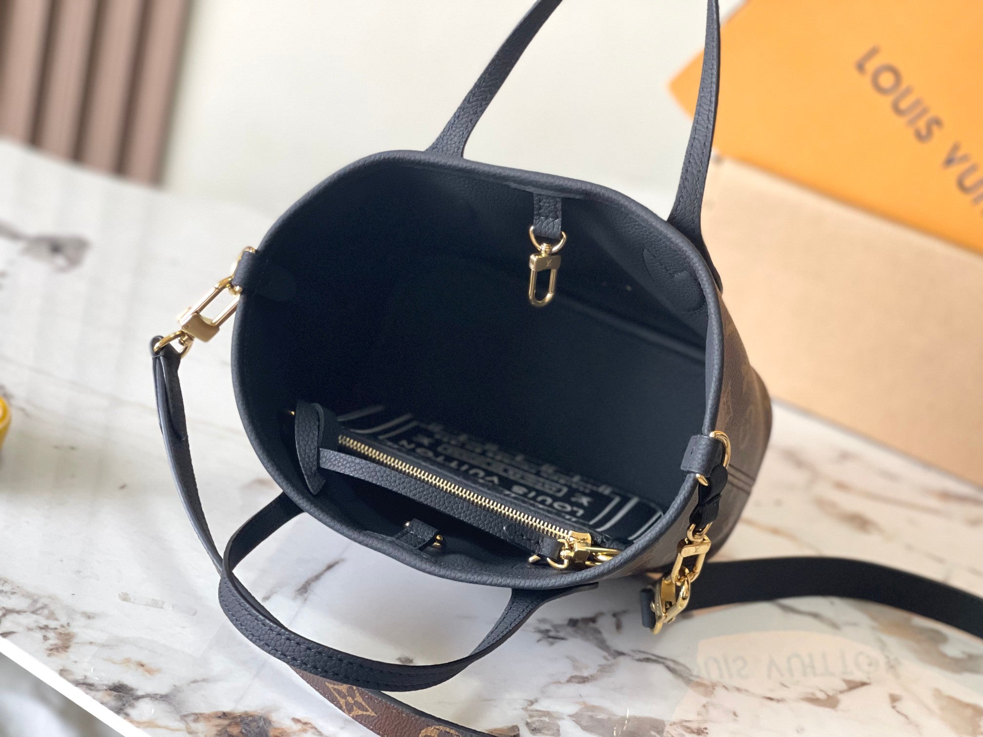 LOUIS VUITTON NEVERFULL BANDOULIÈRE INSIDE OUT BB 24 IN BROWN MONOGRAM CANVAS AND BLACK CALFSKIN