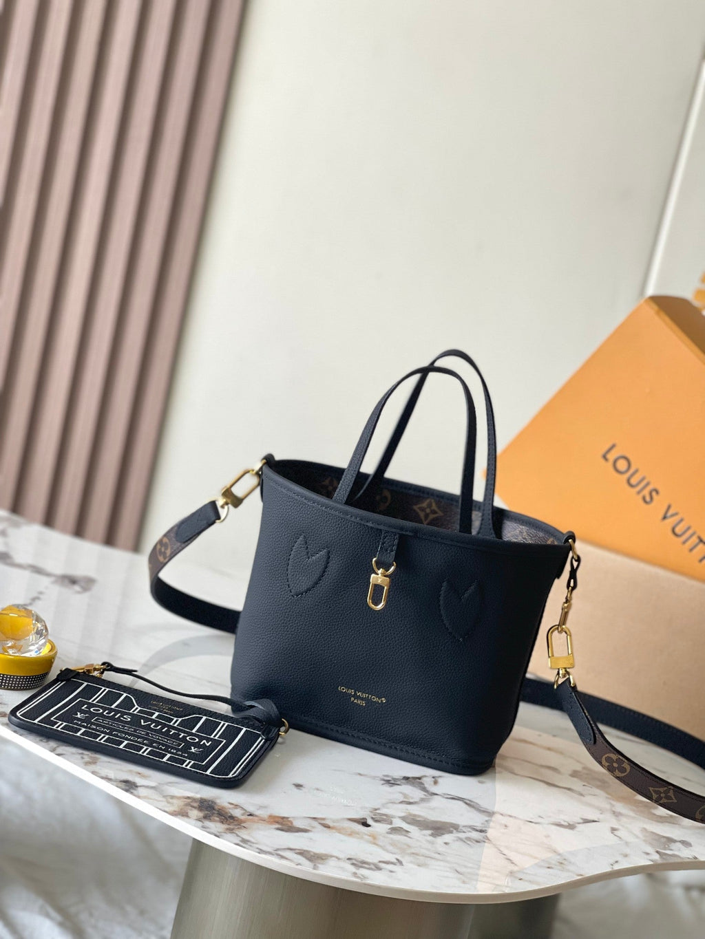 LOUIS VUITTON NEVERFULL BANDOULIÈRE INSIDE OUT BB 24 IN BROWN MONOGRAM CANVAS AND BLACK CALFSKIN