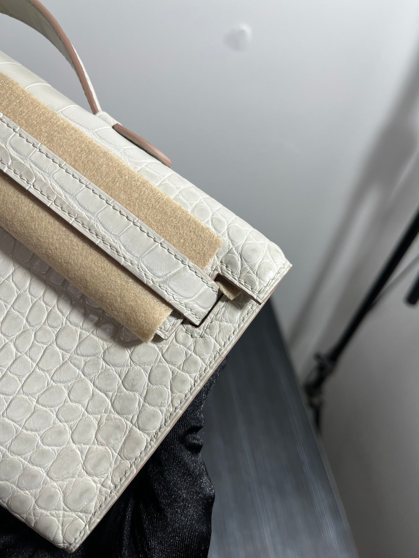 HERMES KELLY CUT 31 IN WHITE SHINNY ALLIGATOR LEATHER WITH GOLD HARDWARE