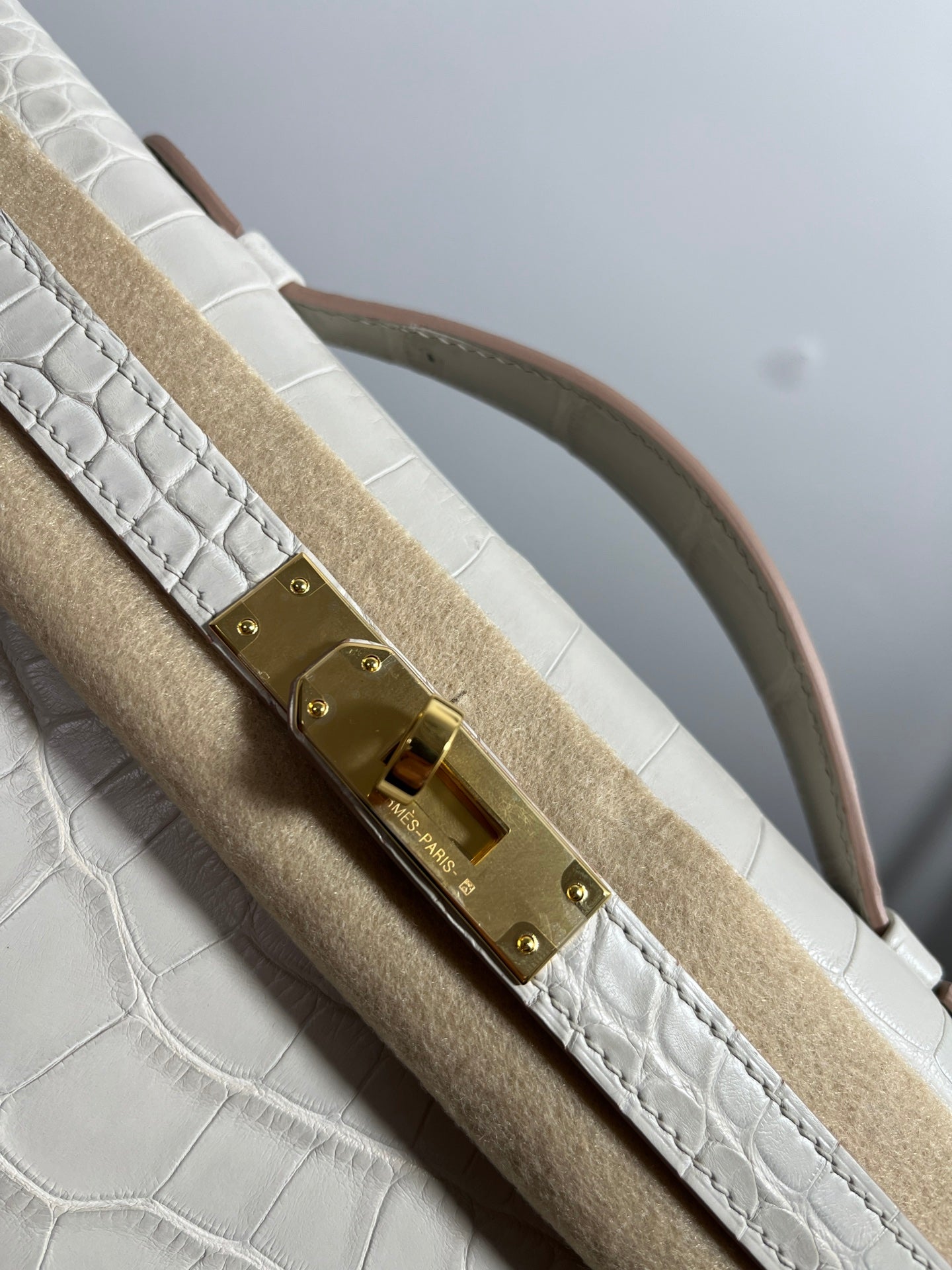 HERMES KELLY CUT 31 IN WHITE SHINNY ALLIGATOR LEATHER WITH GOLD HARDWARE