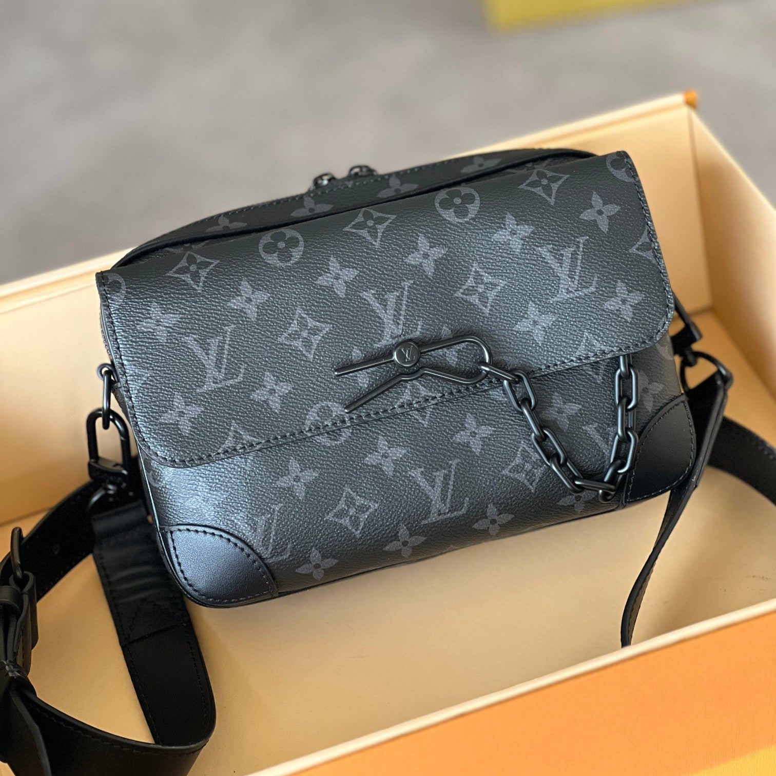 LOUIS VUITTON STEAMER 24 IN BLACK MONOGRAM ECLIPSE CANVAS