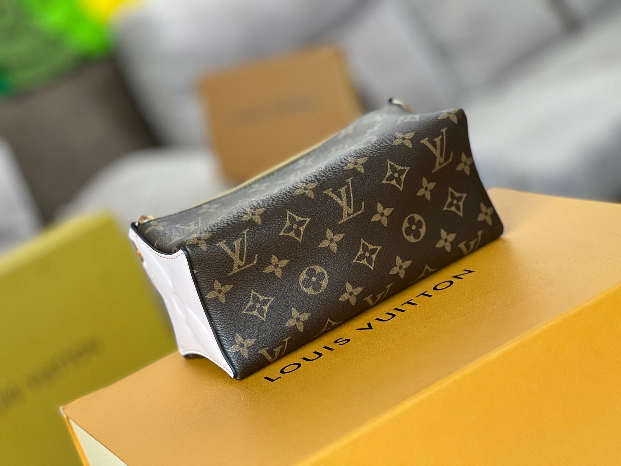 LOUIS VUITTON BLOOM POUCH 22 IN BROWN MONOGRAM CANVAS AND PASTEL PINK CALFSKIN SIDES