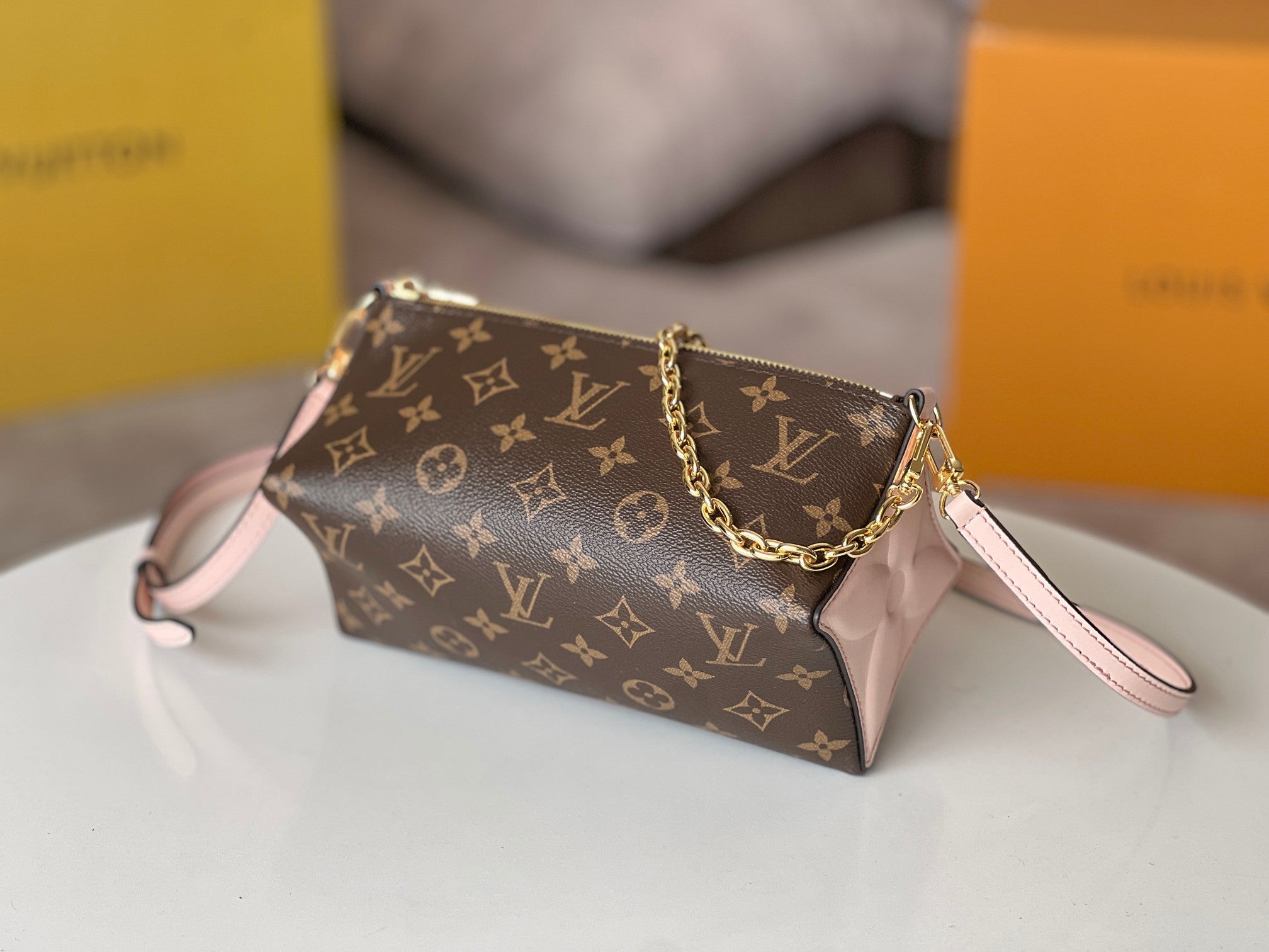LOUIS VUITTON BLOOM POUCH 22 IN BROWN MONOGRAM CANVAS AND PASTEL PINK CALFSKIN SIDES