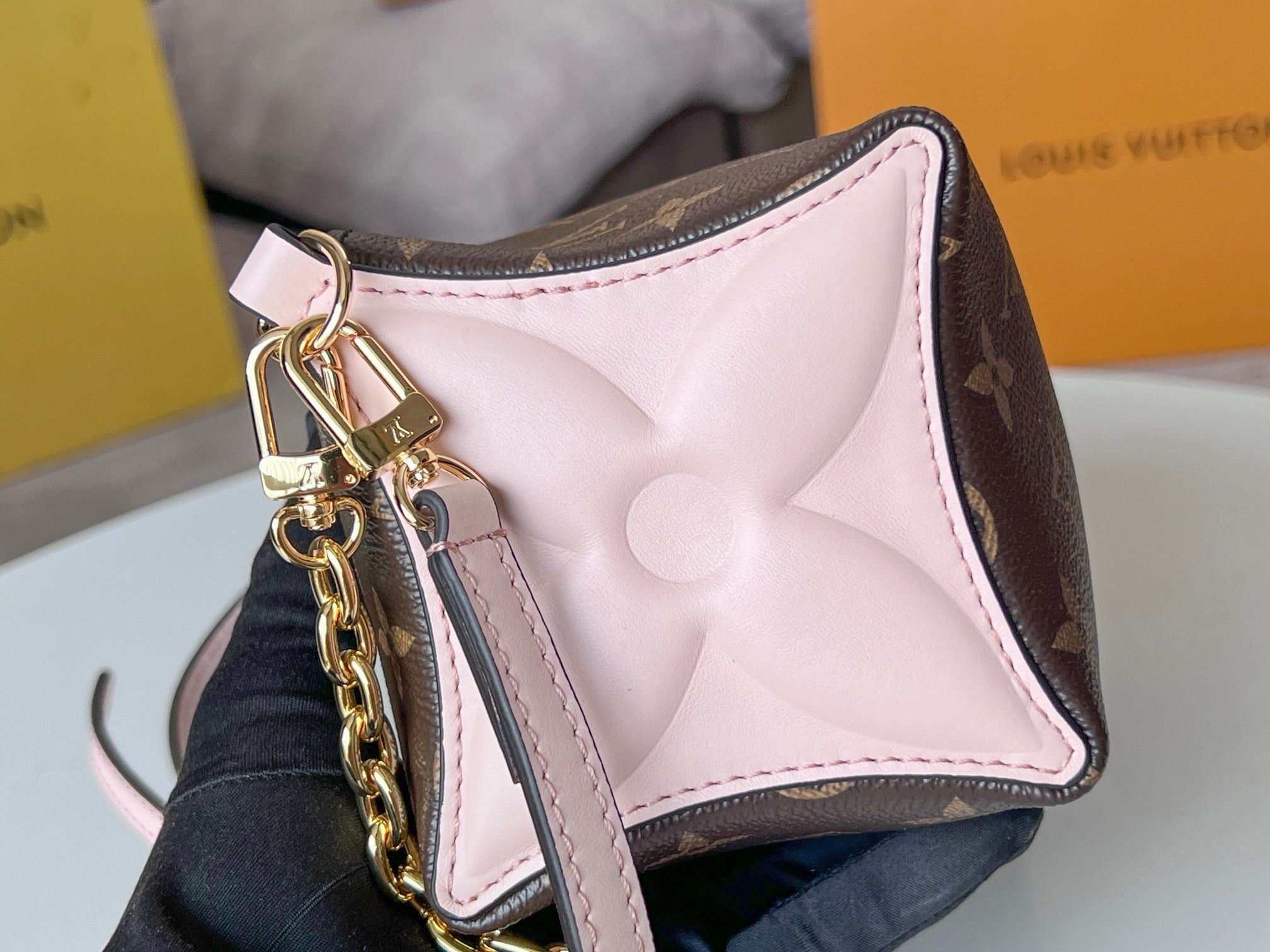 LOUIS VUITTON BLOOM POUCH 22 IN BROWN MONOGRAM CANVAS AND PASTEL PINK CALFSKIN SIDES