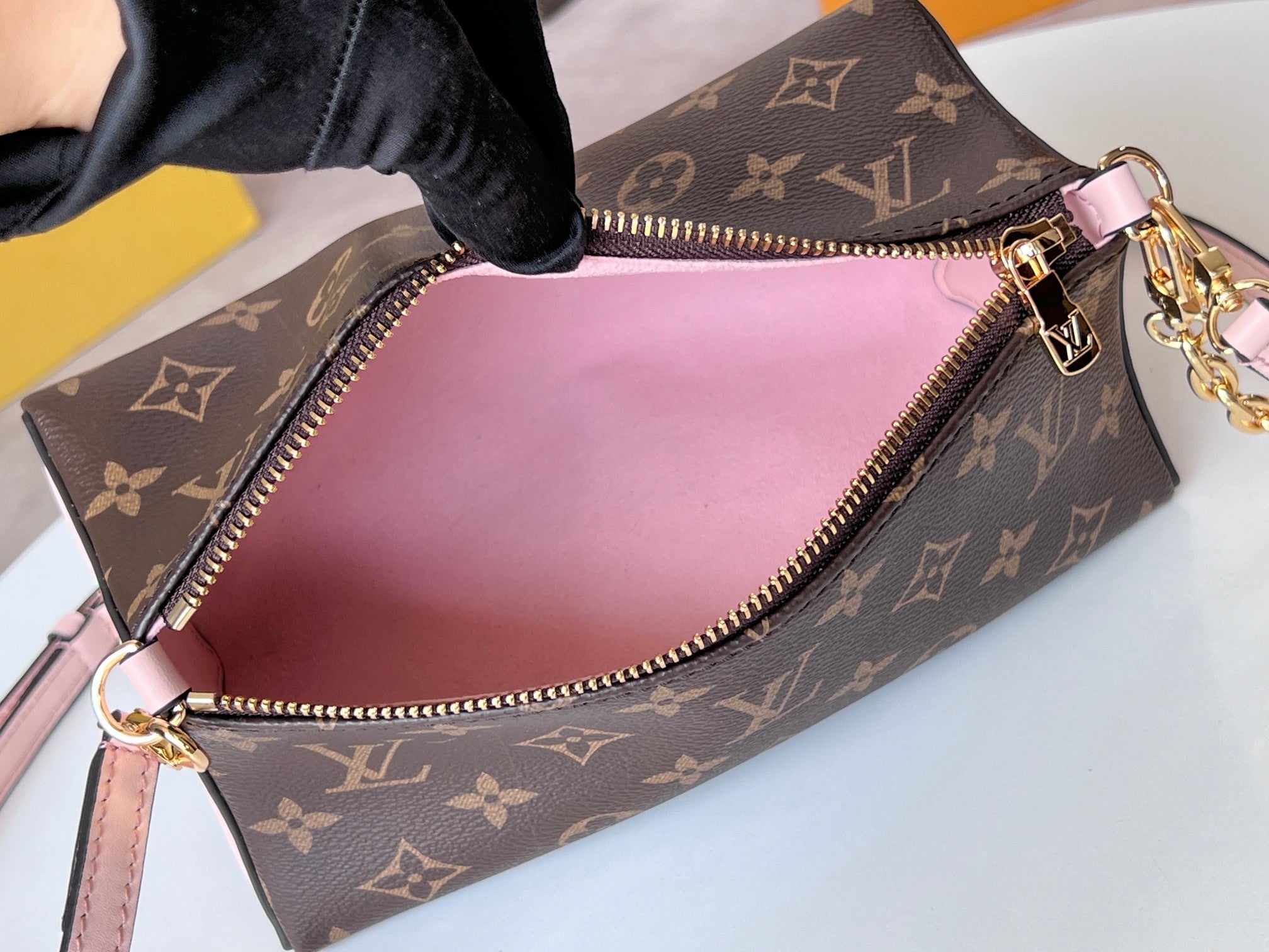 LOUIS VUITTON BLOOM POUCH 22 IN BROWN MONOGRAM CANVAS AND PASTEL PINK CALFSKIN SIDES