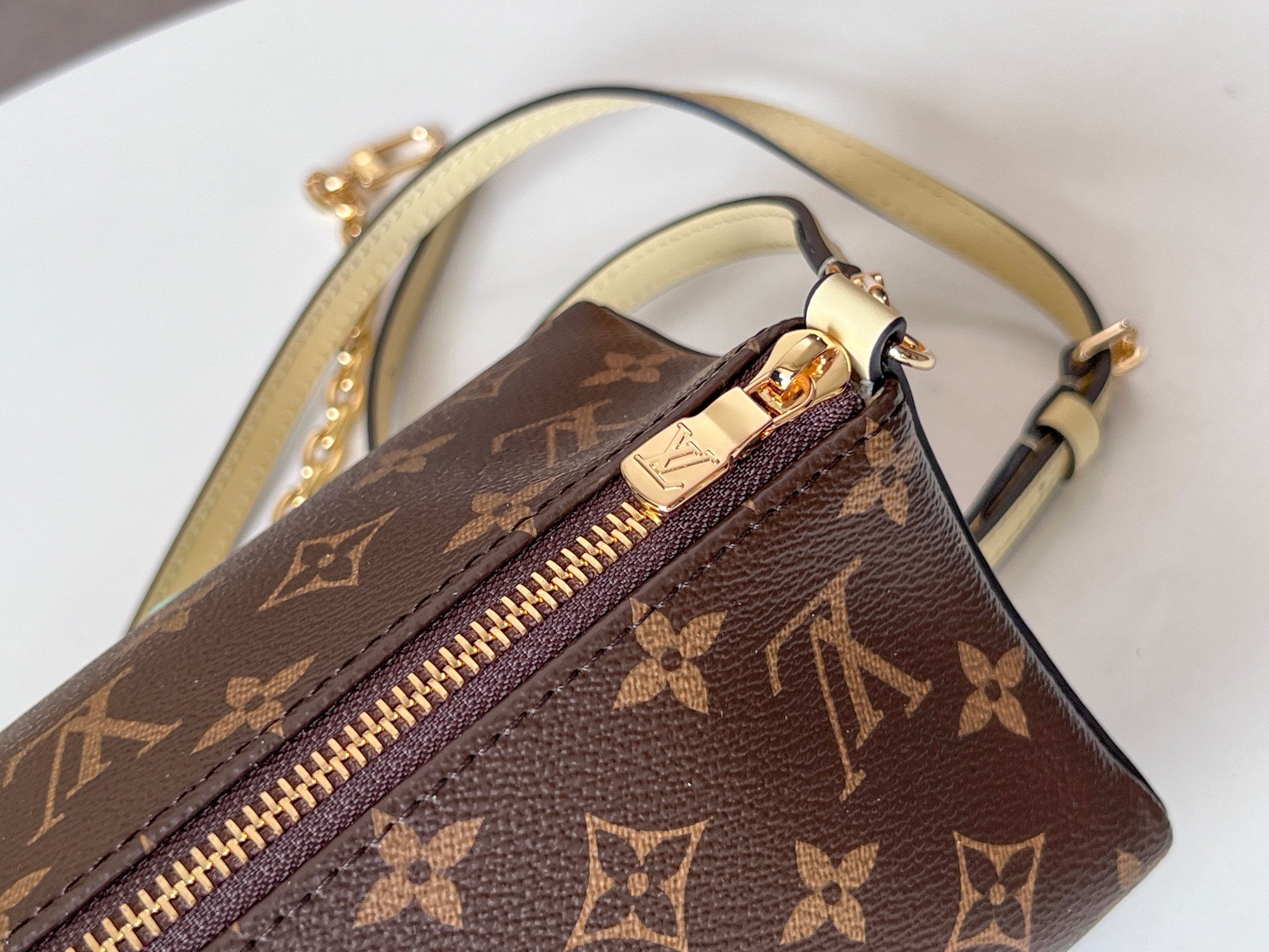 LOUIS VUITTON BLOOM POUCH 22 IN BROWN MONOGRAM CANVAS AND PASTEL YELLOW CALFSKIN SIDES