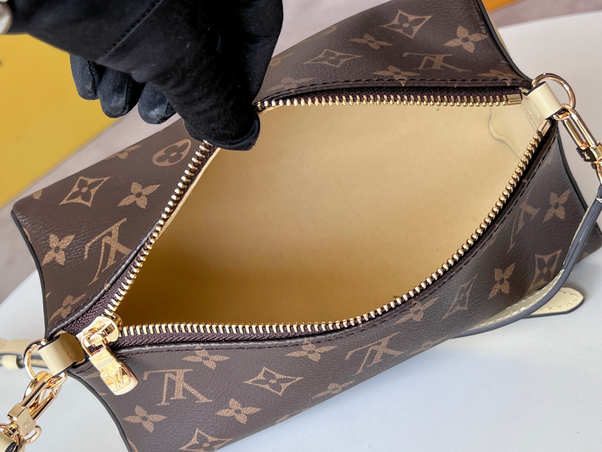 LOUIS VUITTON BLOOM POUCH 22 IN BROWN MONOGRAM CANVAS AND PASTEL YELLOW CALFSKIN SIDES