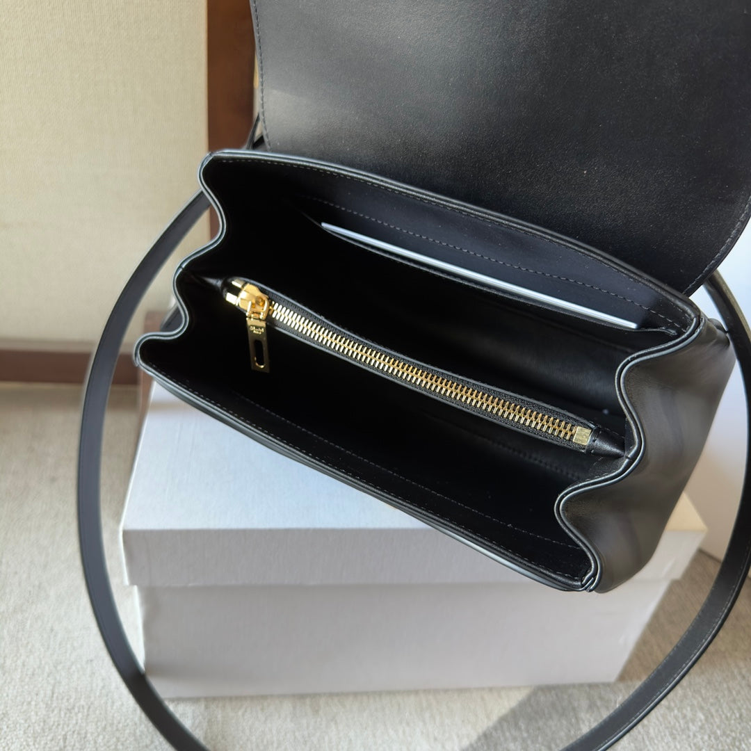 CELINE CLASSIQUE BAG 23 IN BLACK CALFSKIN GOLD HARDWARE