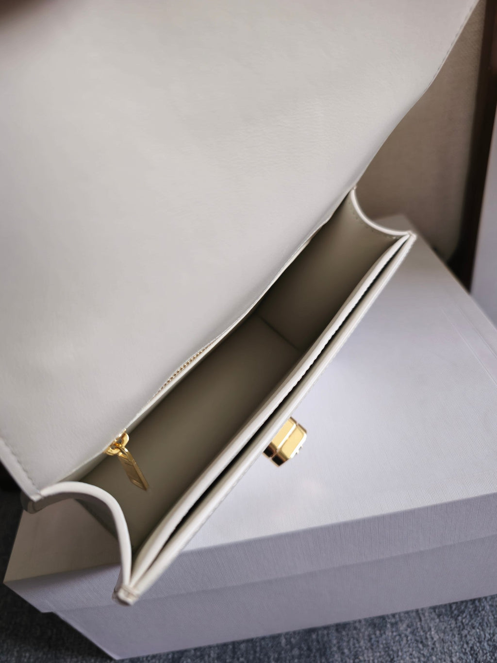 CELINE JOSEPHINE BAG 18.5 IN WHITE PATENT CALFSKIN