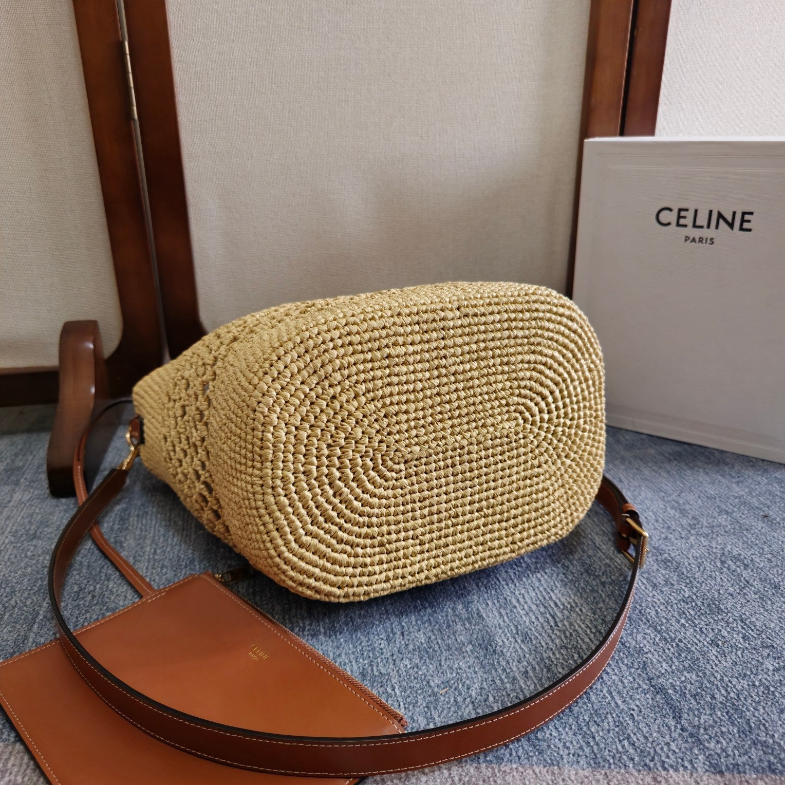 CELINE SMALL LOUISE BUCKET 25 IN BEIGE RAFFIA AND CALFSKIN