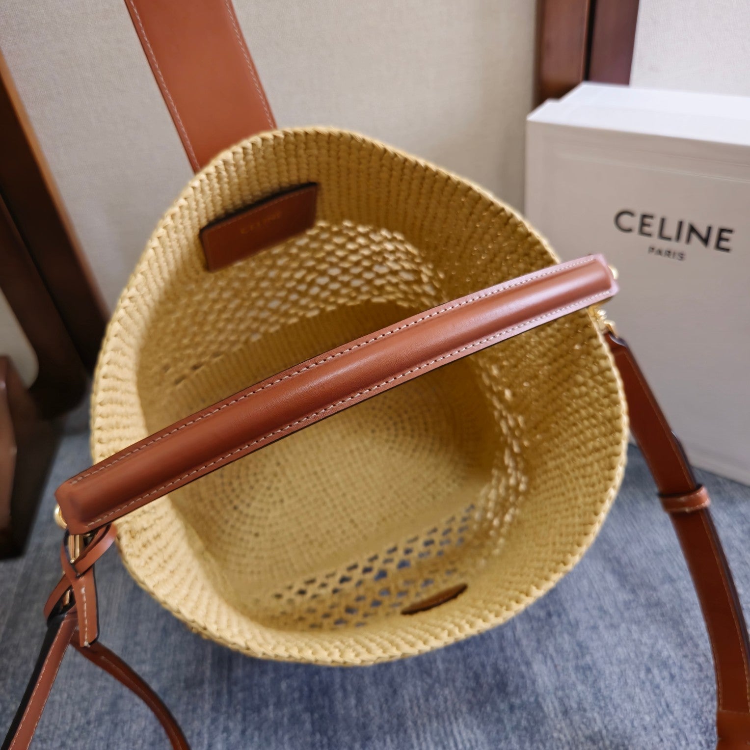 CELINE SMALL LOUISE BUCKET 25 IN BEIGE RAFFIA AND CALFSKIN
