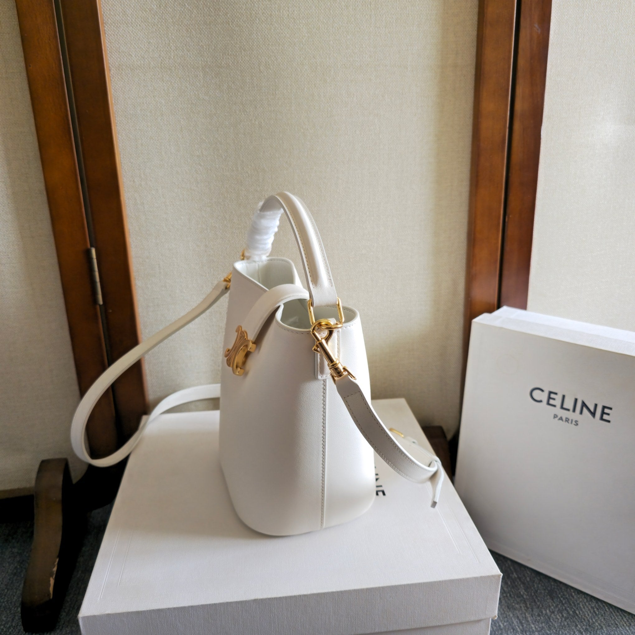 CELINE 25S LOUISE BAG 19MM IN WHITE CALFSKIN GOLD HARDWARE