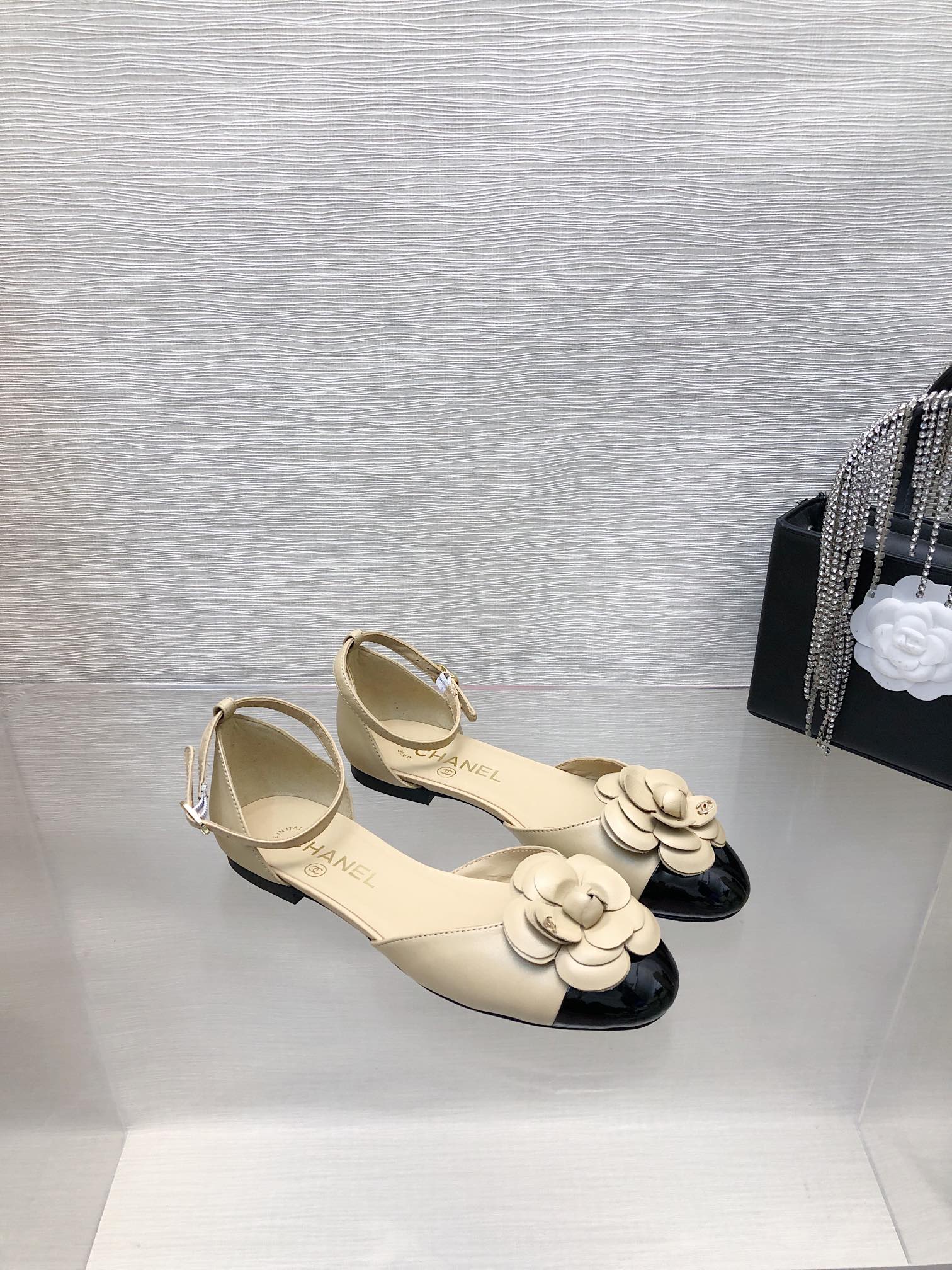 CHANEL BEIGE MIX BLACK LAMBSKIN CAMELLIA HOLLOW SANDAL