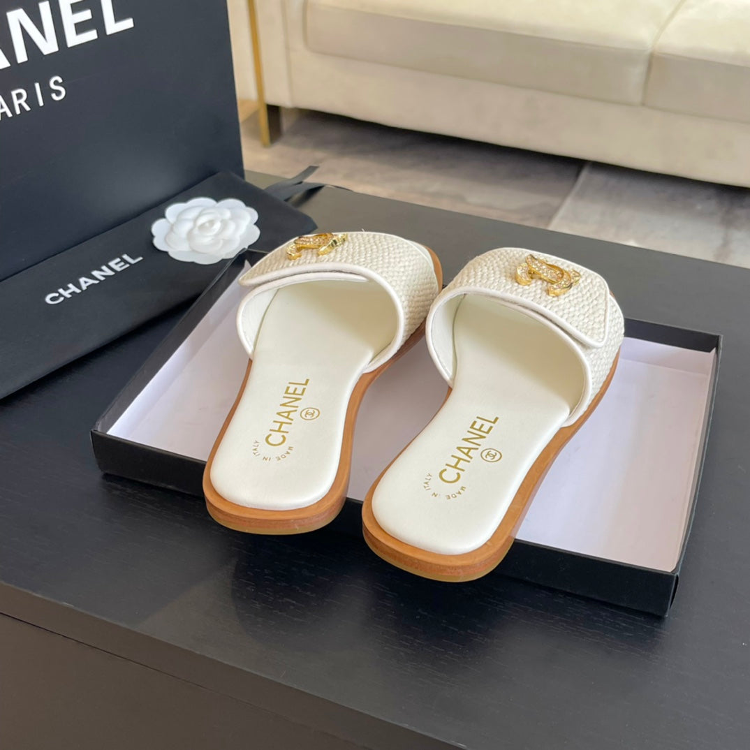 CHANEL Logo Mule Sandal 10mm White Lambskin 610370