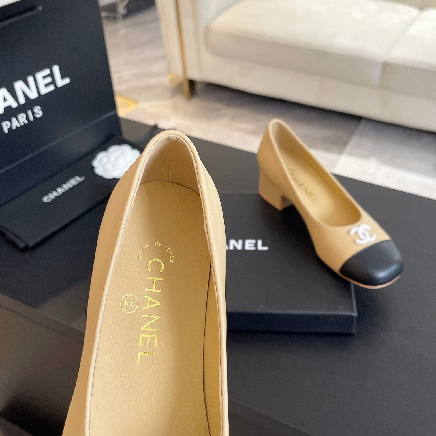 CHANEL PUMP DARK CREAM MIX BLACK CALFSKIN