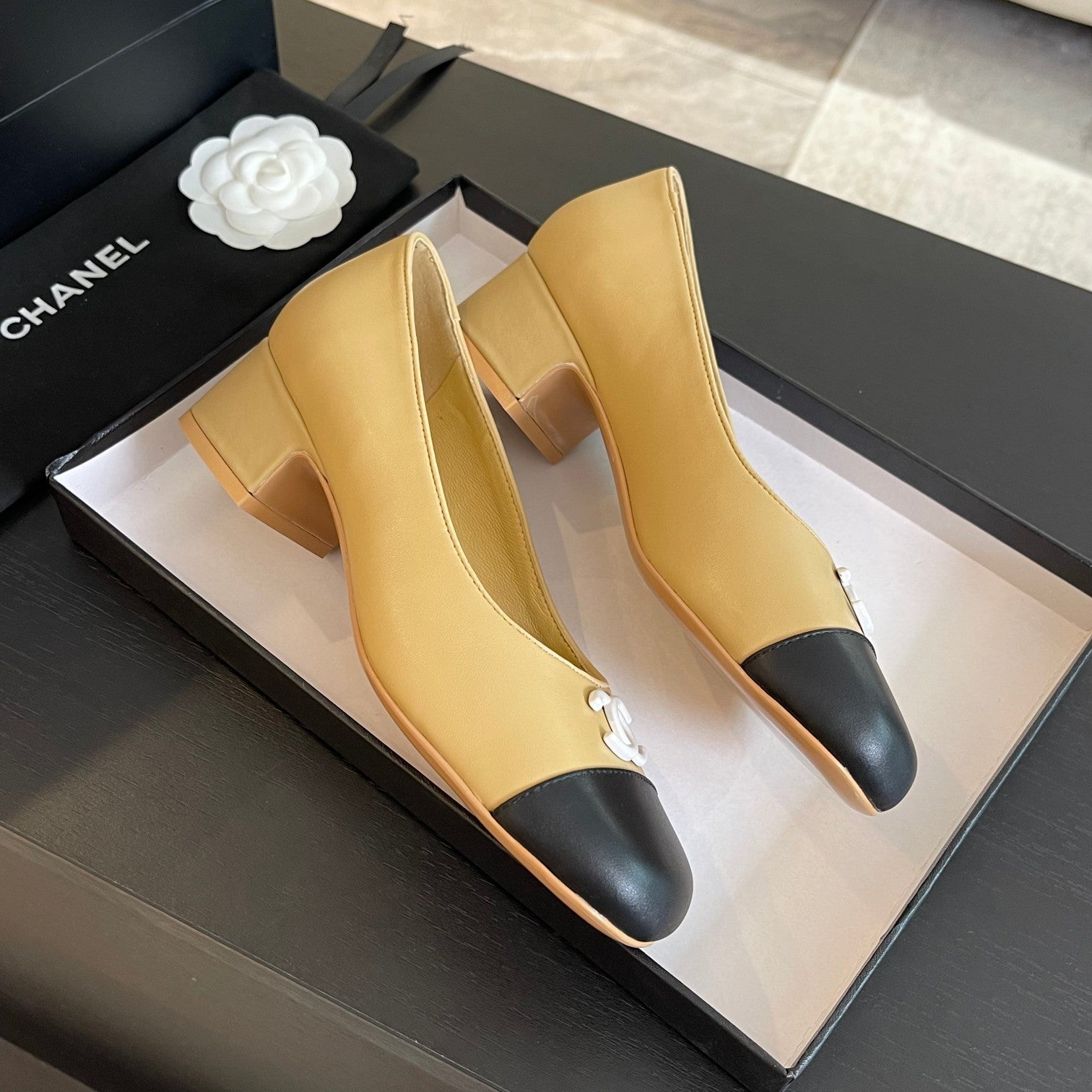 CHANEL PUMP DARK CREAM MIX BLACK CALFSKIN