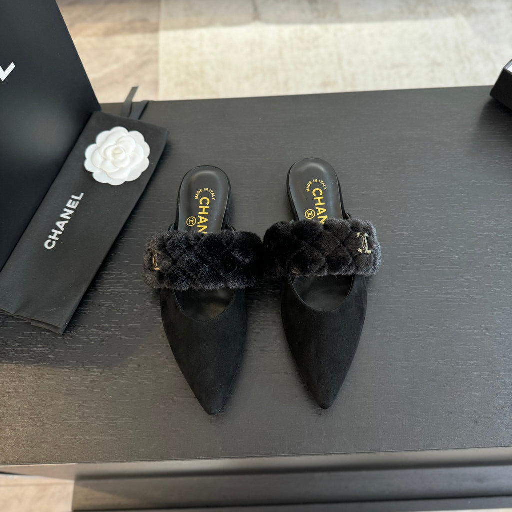 CHANEL MULE IN BLACK SMOOTH FLEECE WITH GOLD HARDWARE