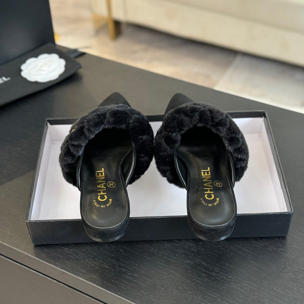 CHANEL MULE IN BLACK SMOOTH FLEECE WITH GOLD HARDWARE