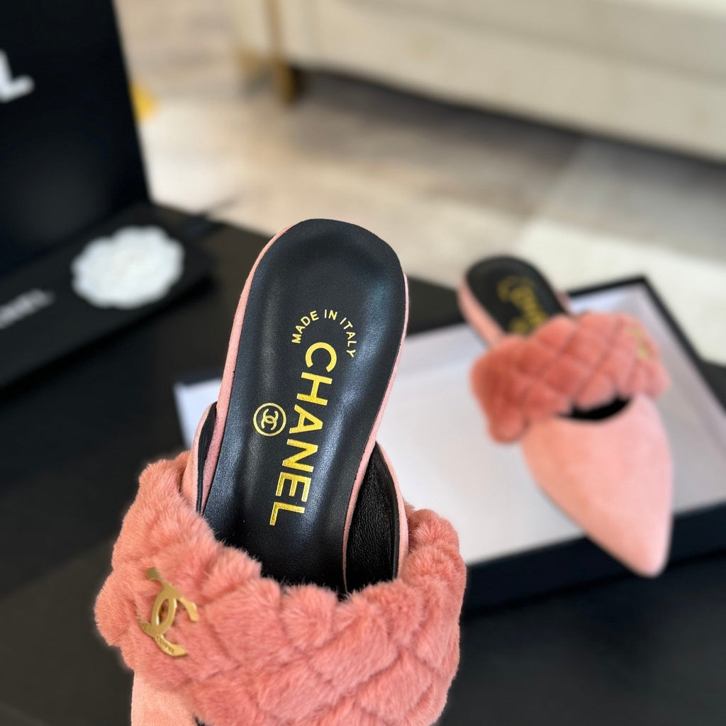 CHANEL MULE IN LIGHT PINK SMOOTH FLEECE WITH GOLD HARDWARE