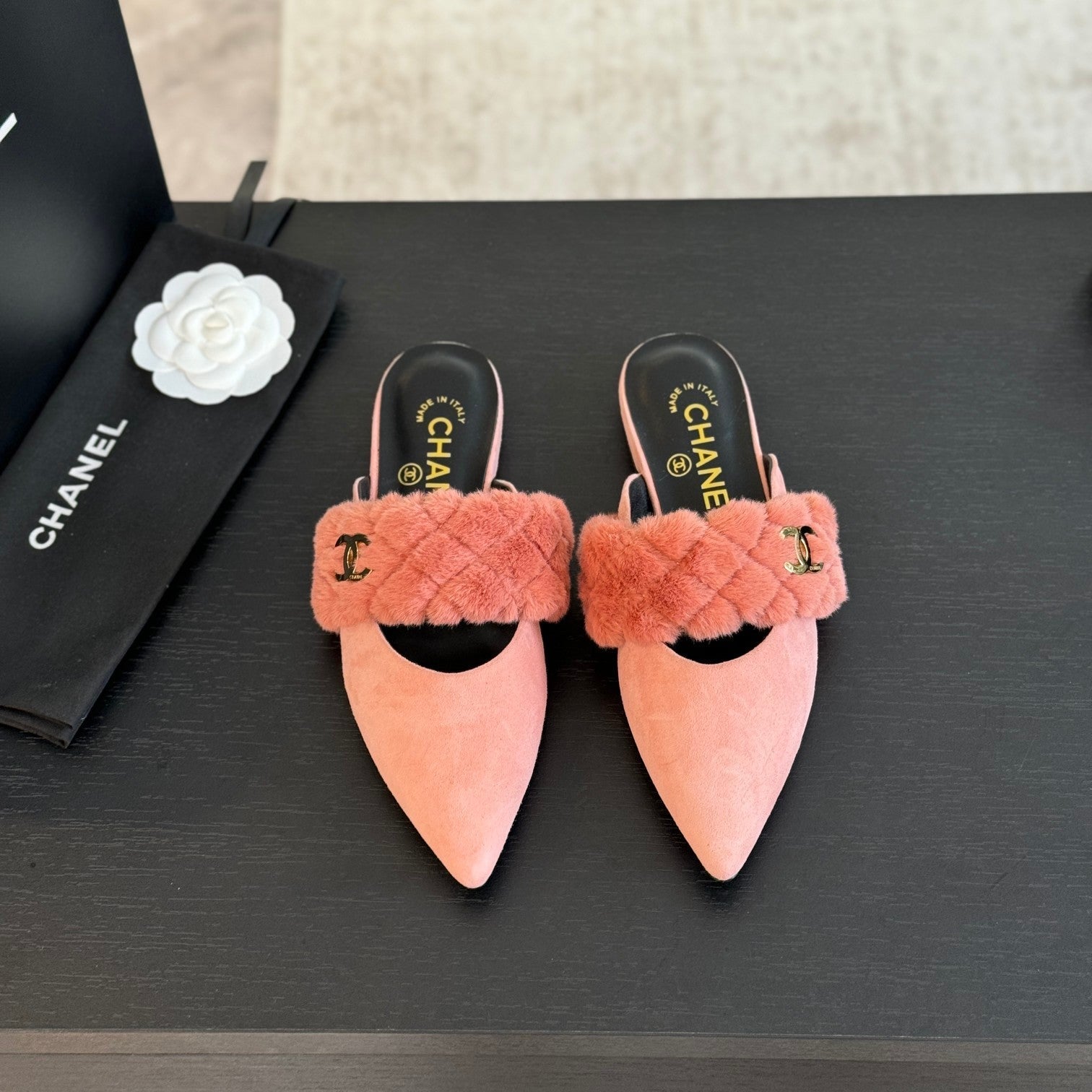 CHANEL MULE IN LIGHT PINK SMOOTH FLEECE WITH GOLD HARDWARE
