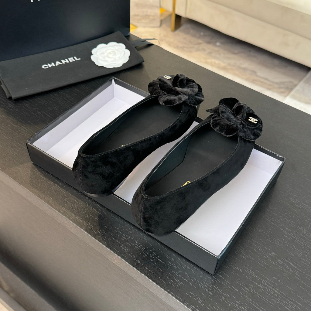 CHANEL BALLET FLATS IN BLACK SUEDE WITH CAMELLIA