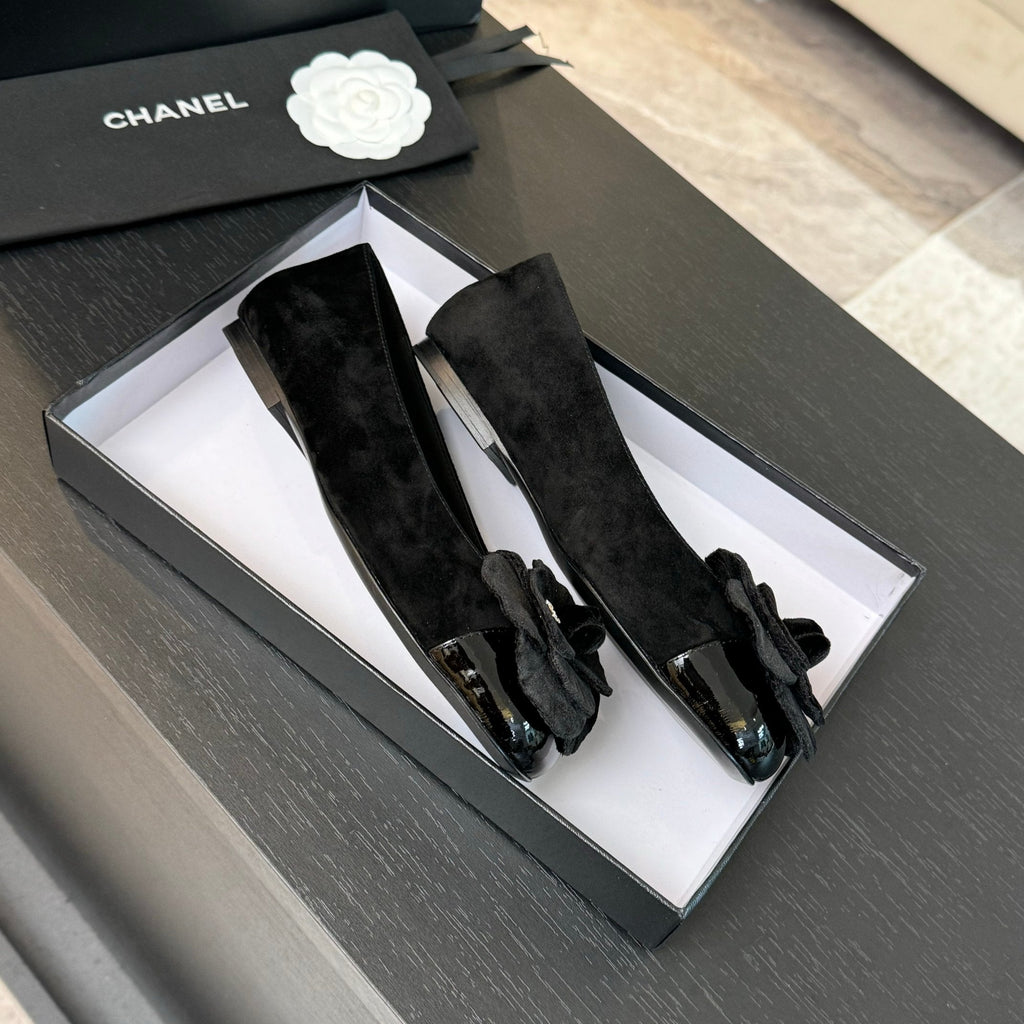 CHANEL BALLET FLATS IN BLACK SUEDE WITH CAMELLIA