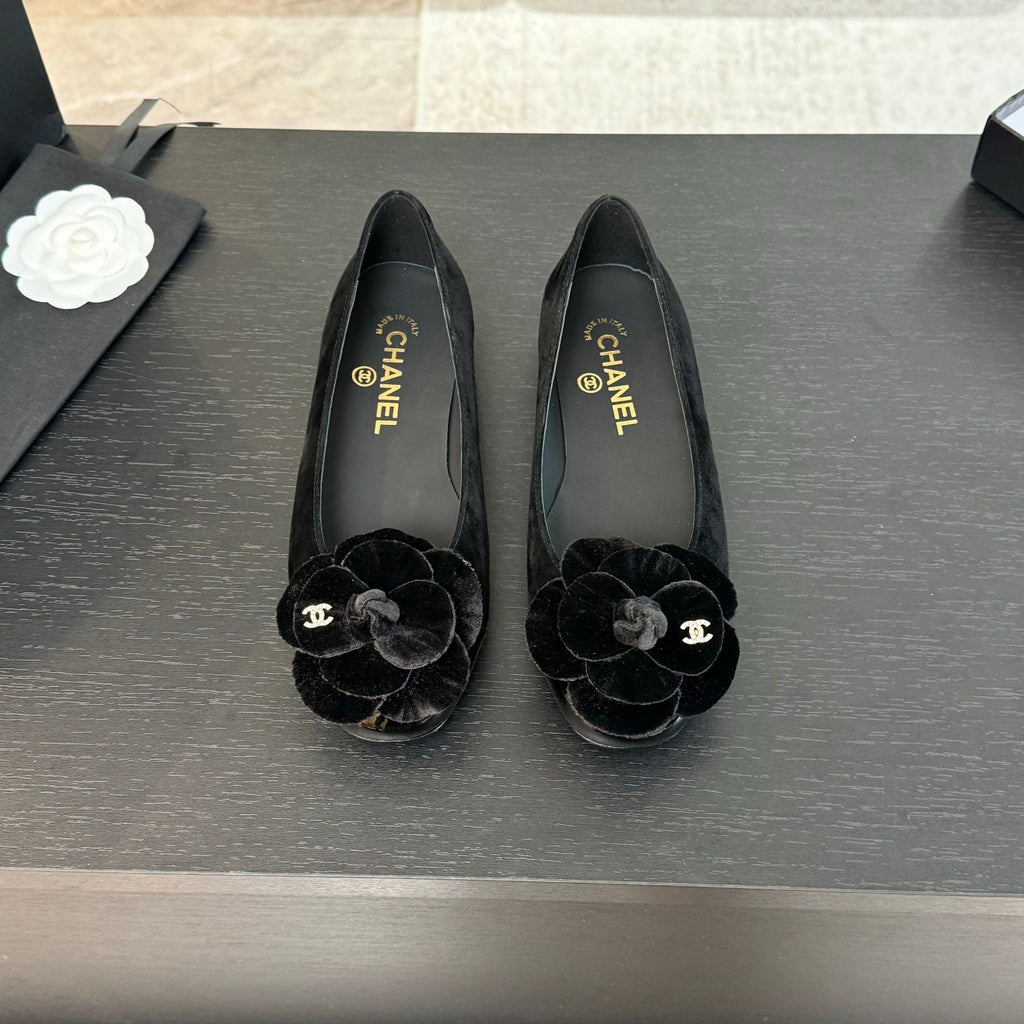 CHANEL BALLET FLATS IN BLACK SUEDE WITH CAMELLIA