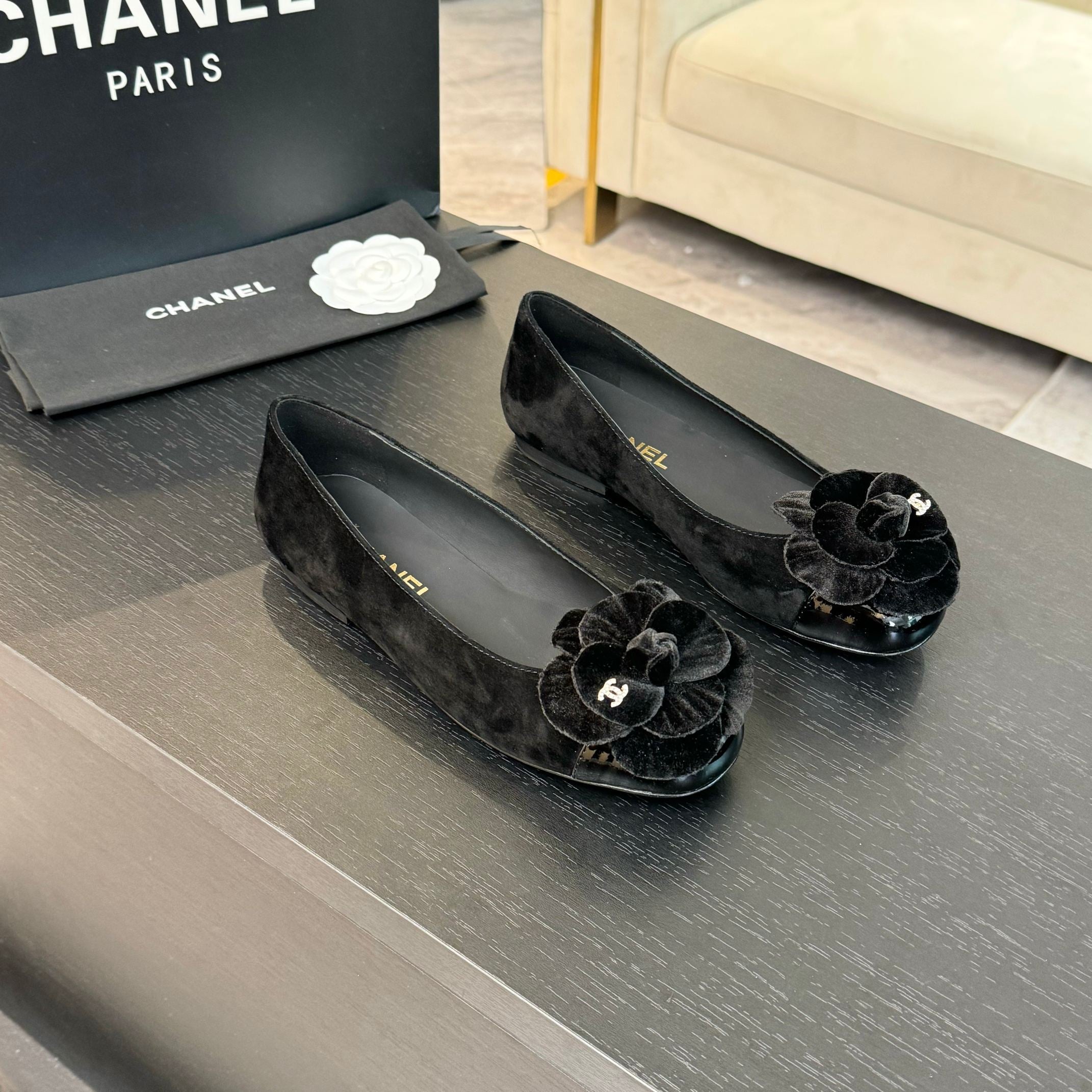 CHANEL BALLET FLATS IN BLACK SUEDE WITH CAMELLIA