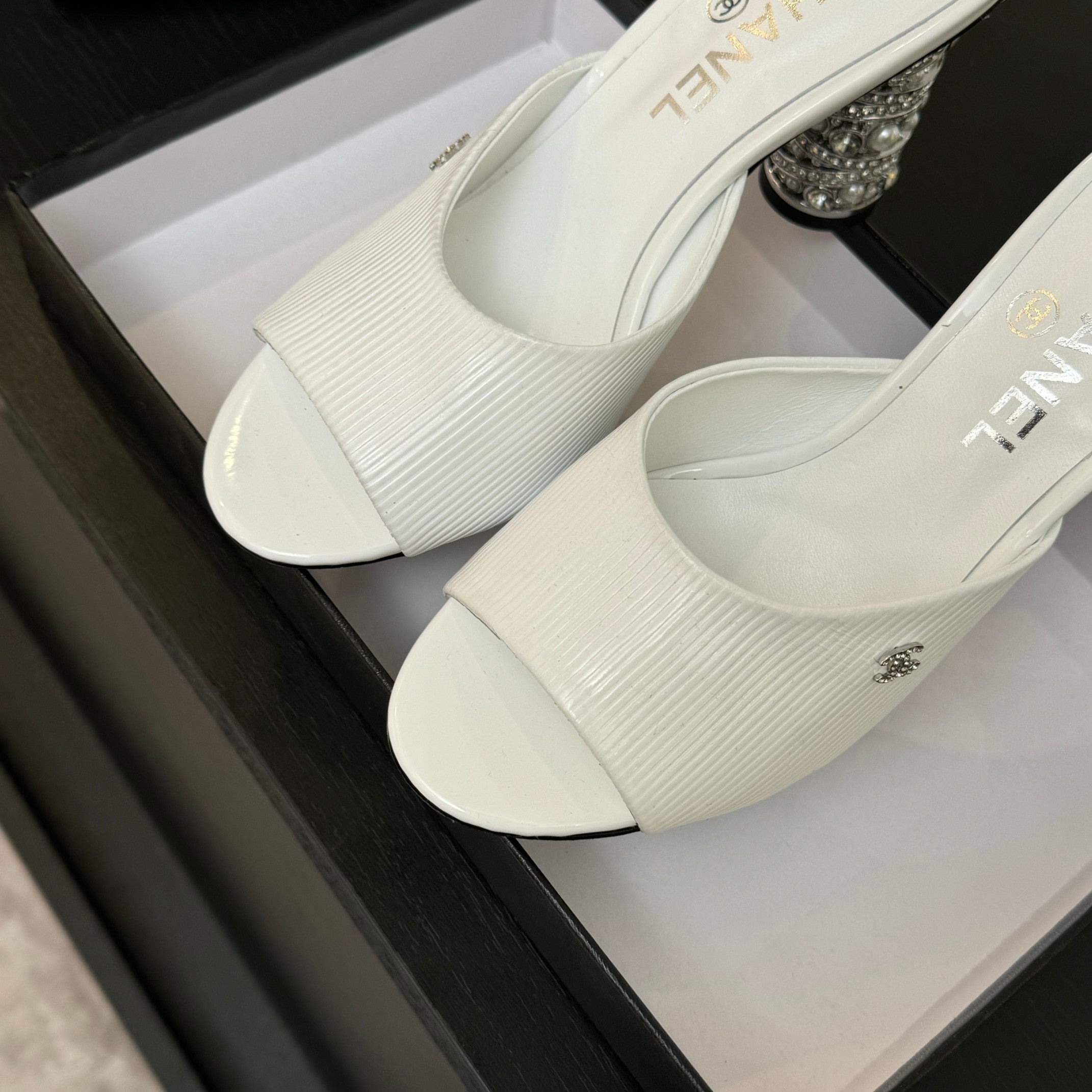 CHANEL T-STRAP PEARL HEEL 85 MM SANDALS IN WHITE LAMBSKIN MULE