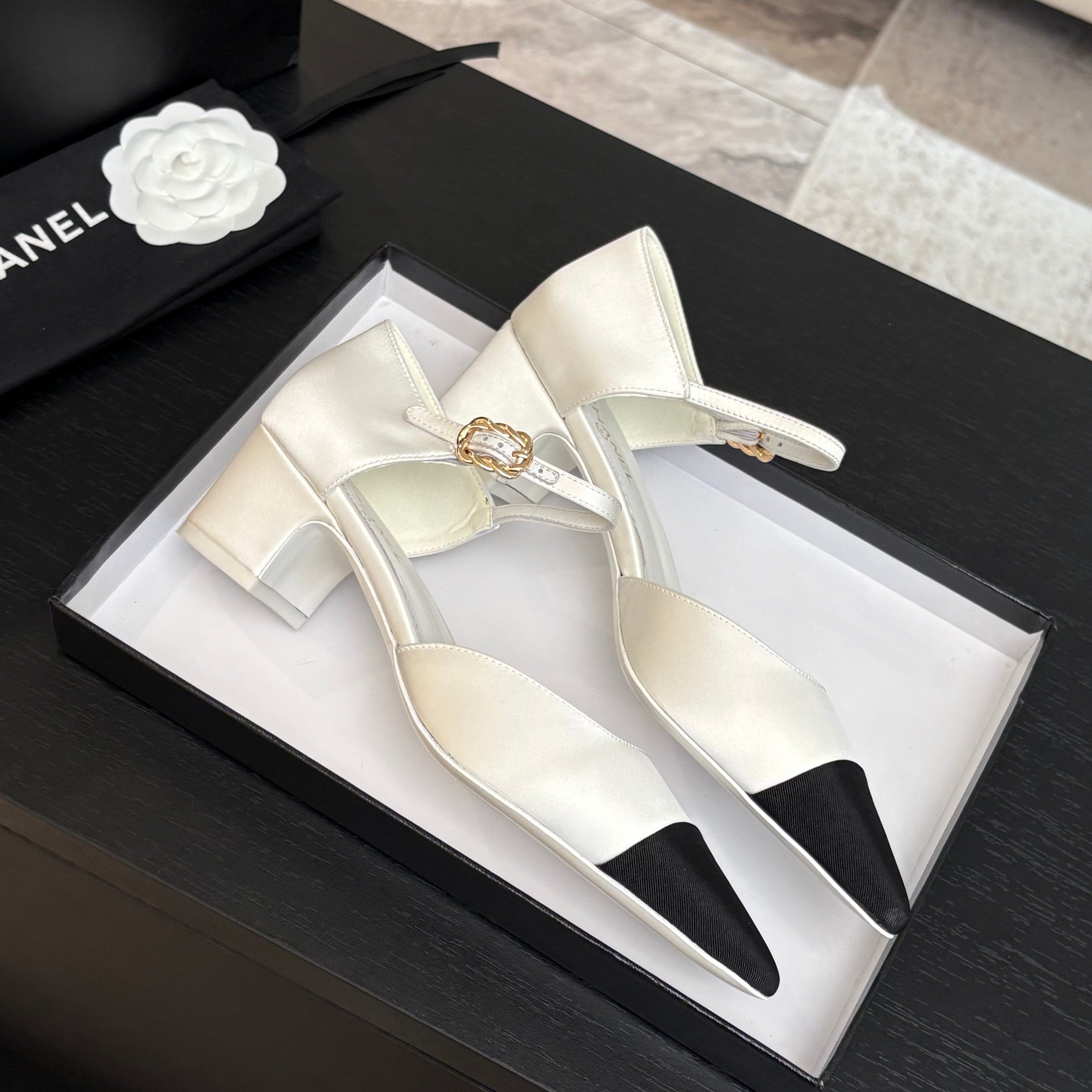 CHANEL BLOCK HEEL SLINGBACKS IN WHITE MIX BLACK SILK FABRIC