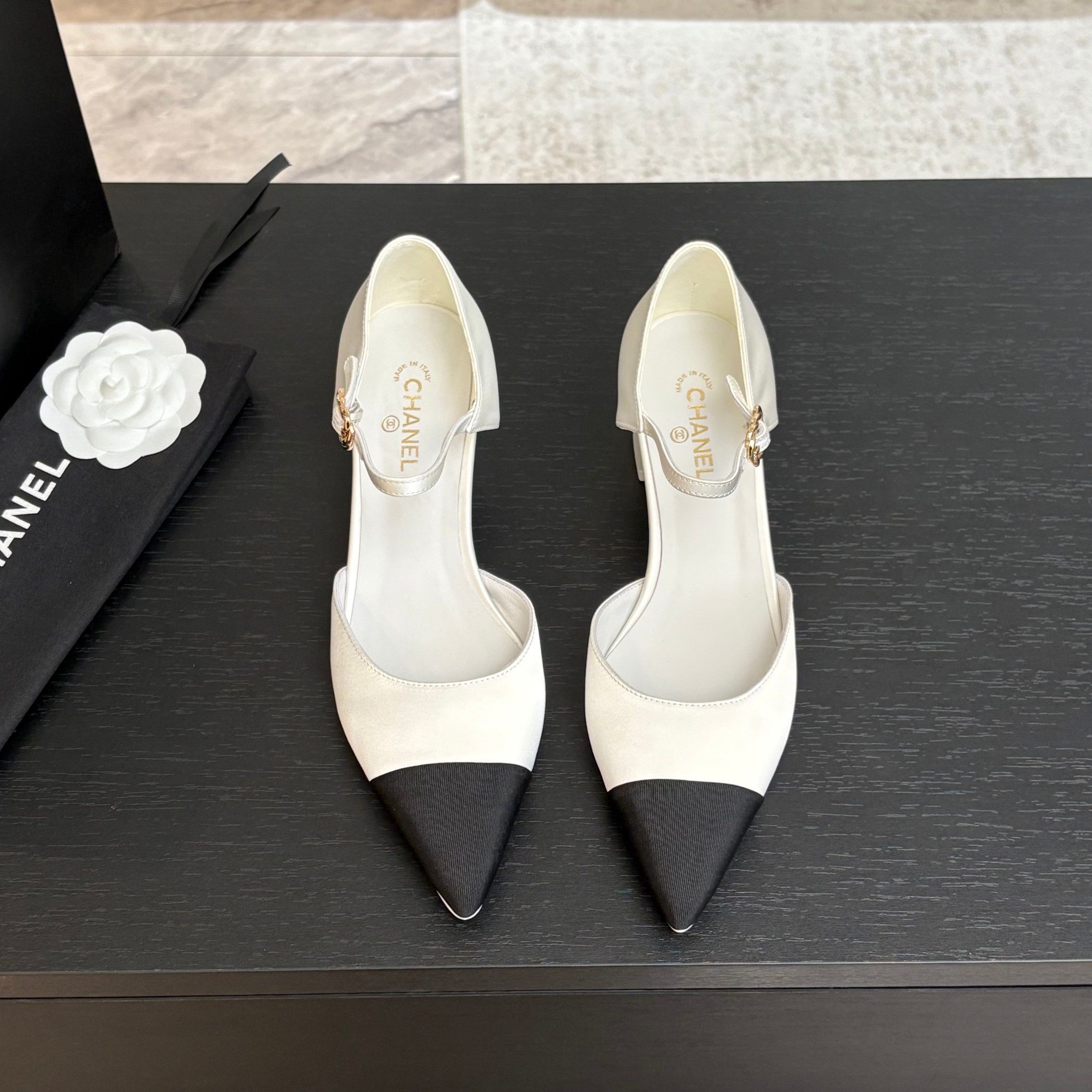 CHANEL BLOCK HEEL SLINGBACKS IN WHITE MIX BLACK SILK FABRIC