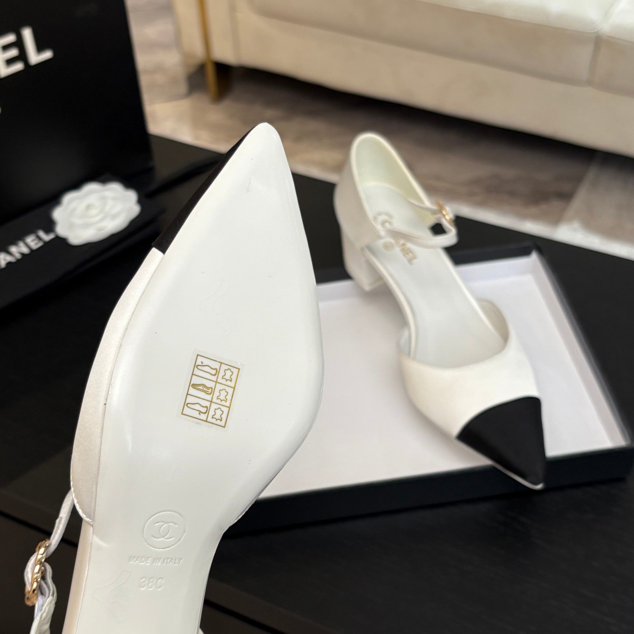 CHANEL BLOCK HEEL SLINGBACKS IN WHITE MIX BLACK SILK FABRIC