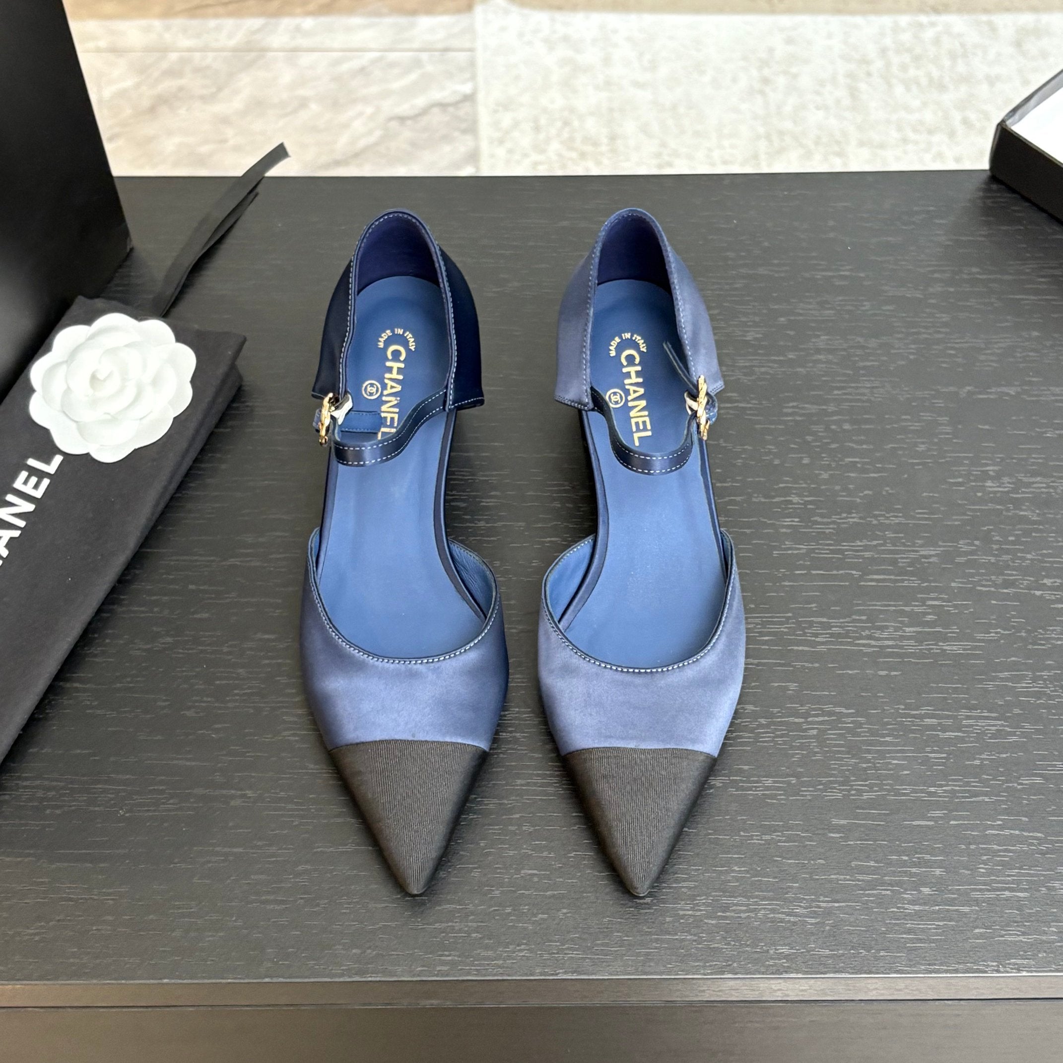 CHANEL BLOCK HEEL SLINGBACKS IN NAVY BLUE MIX BLACK SILK FABRIC