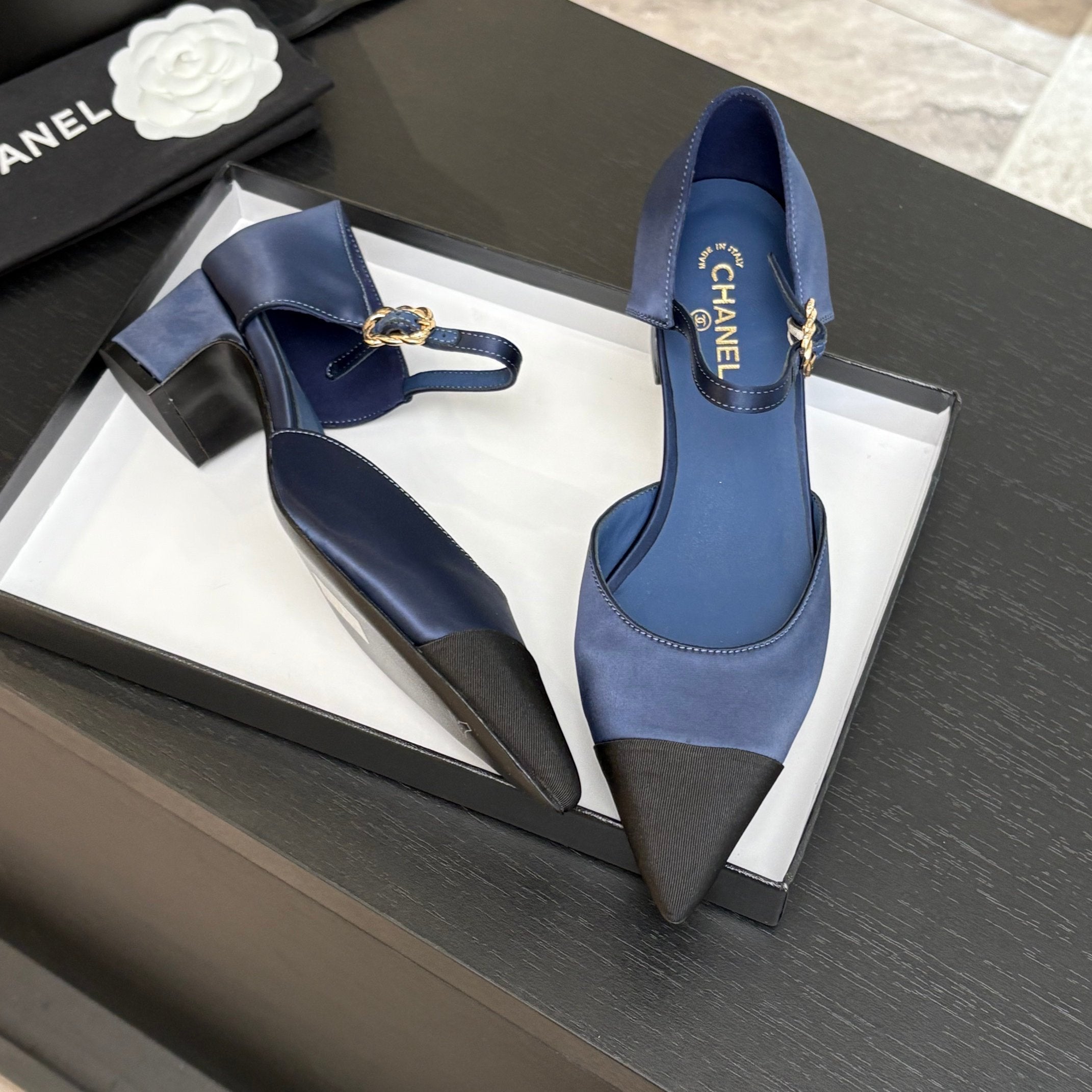 CHANEL BLOCK HEEL SLINGBACKS IN NAVY BLUE MIX BLACK SILK FABRIC