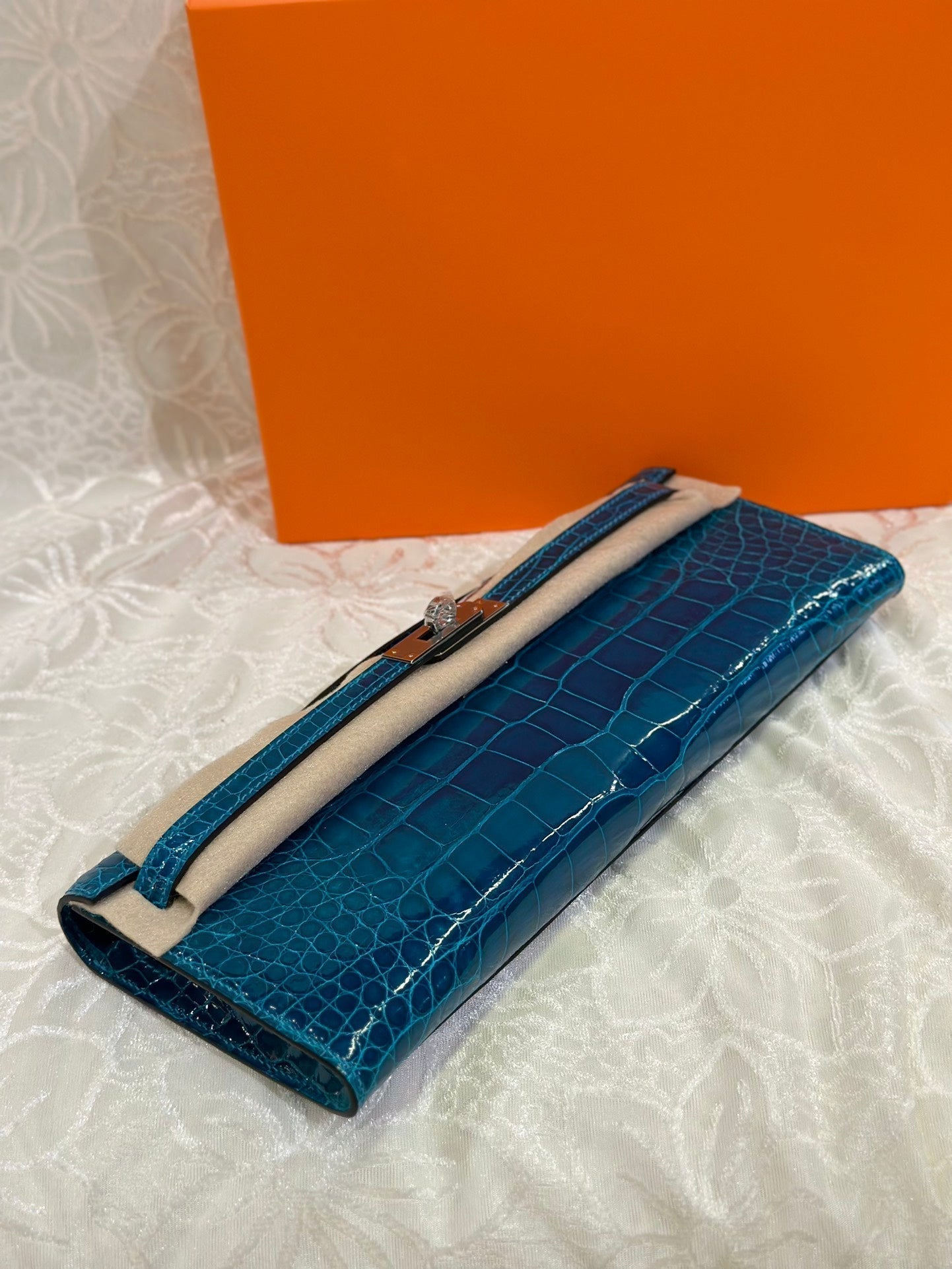 HERMES KELLY CUT 31 IN CLASSIC BLUE SHINNY ALLIGATOR LEATHER WITH SILVER HARDWARE