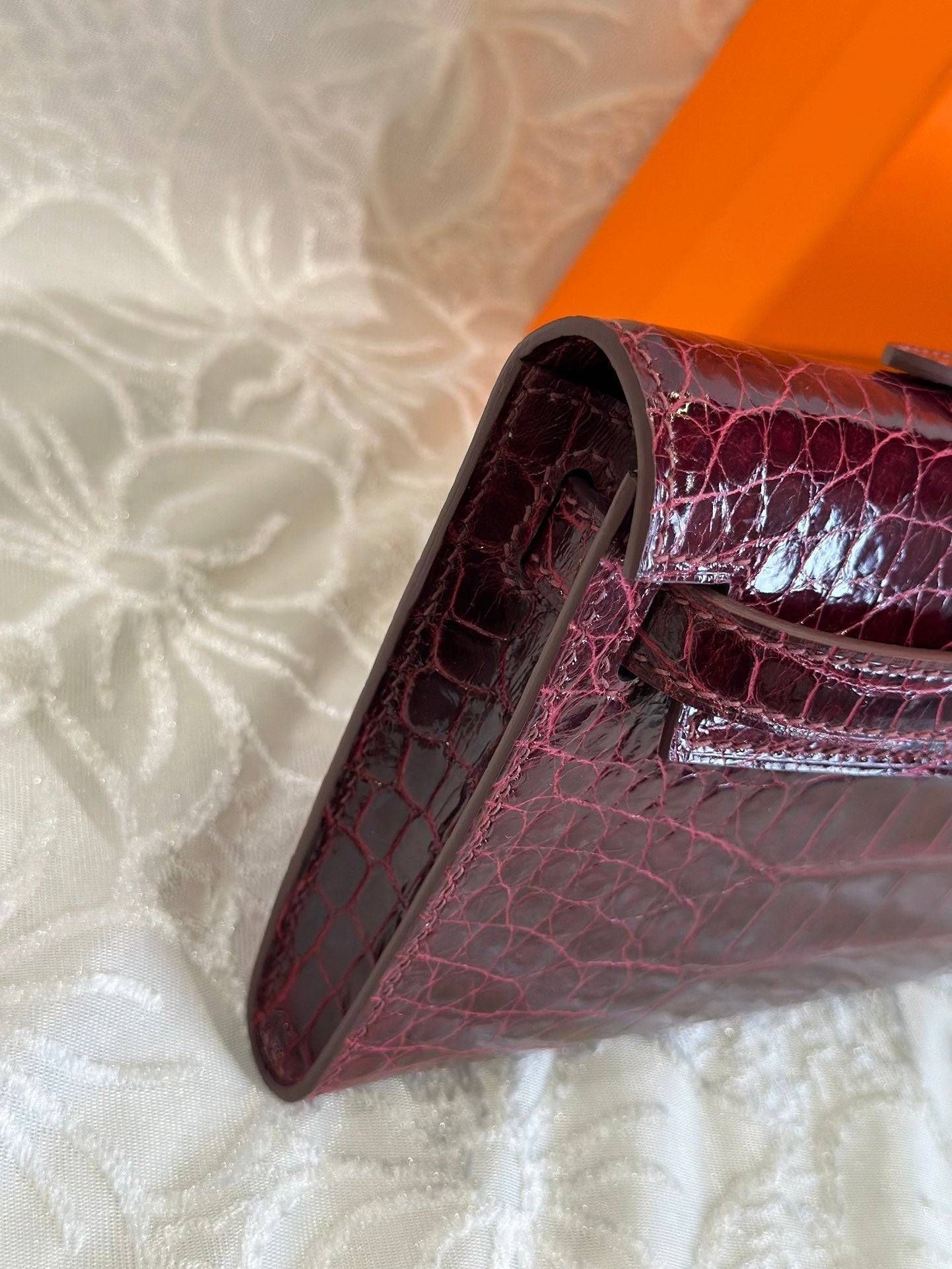 HERMES KELLY CUT 31 IN SANGRIA PURPLE SHINNY ALLIGATOR LEATHER WITH SILVER HARDWARE