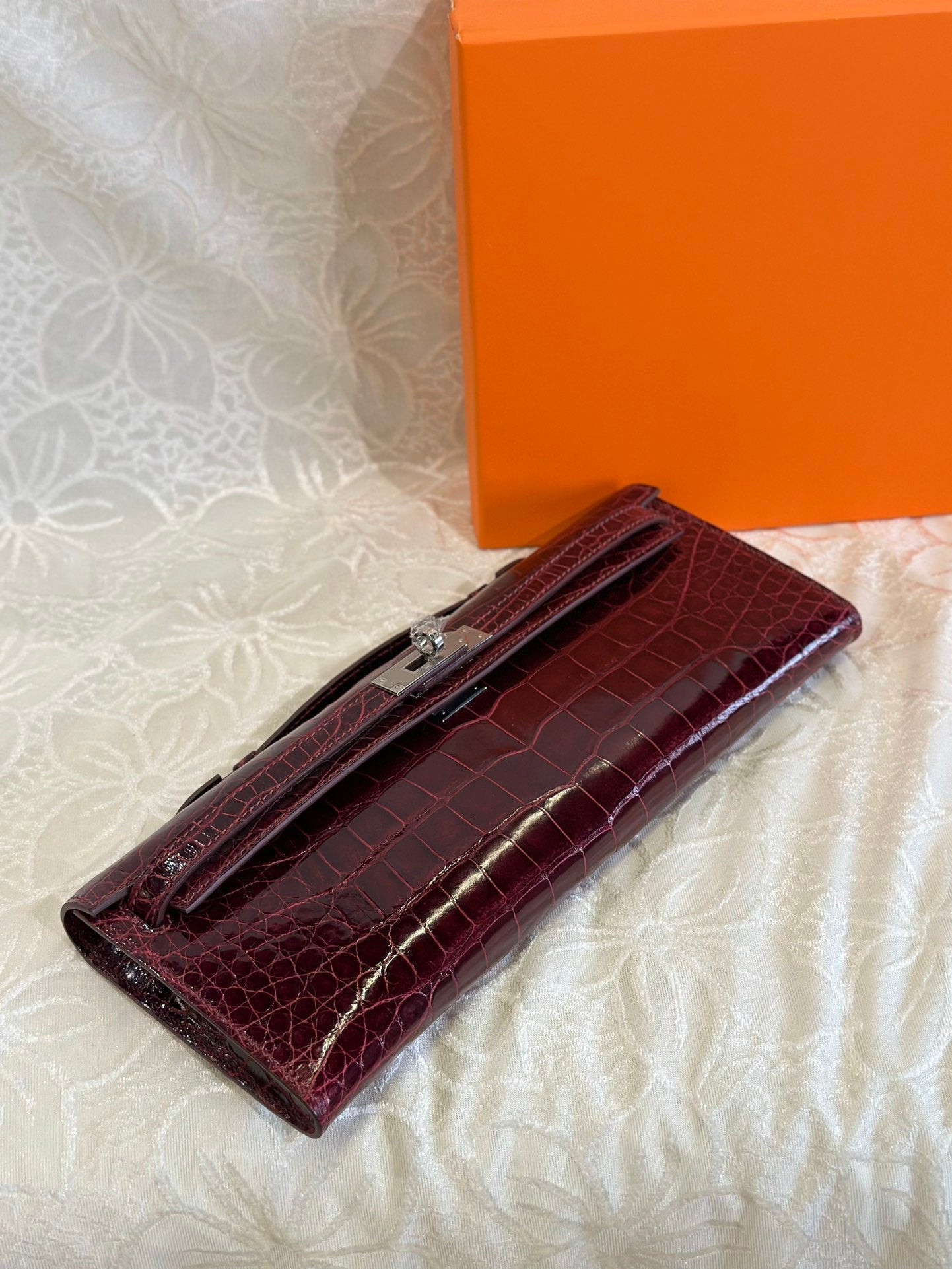 HERMES KELLY CUT 31 IN SANGRIA PURPLE SHINNY ALLIGATOR LEATHER WITH SILVER HARDWARE