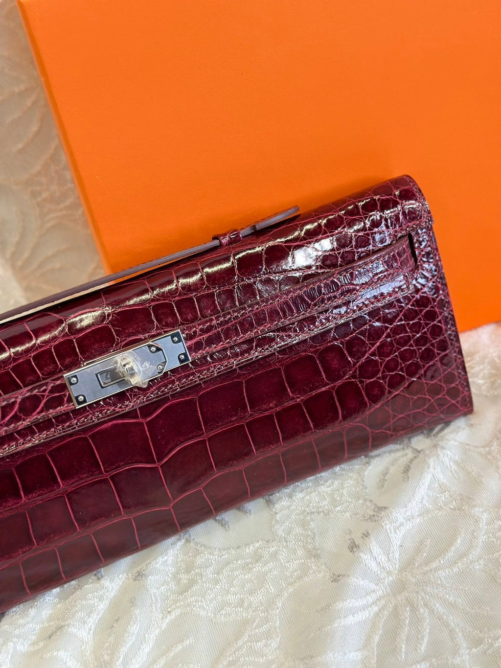 HERMES KELLY CUT 31 IN SANGRIA PURPLE SHINNY ALLIGATOR LEATHER WITH SILVER HARDWARE