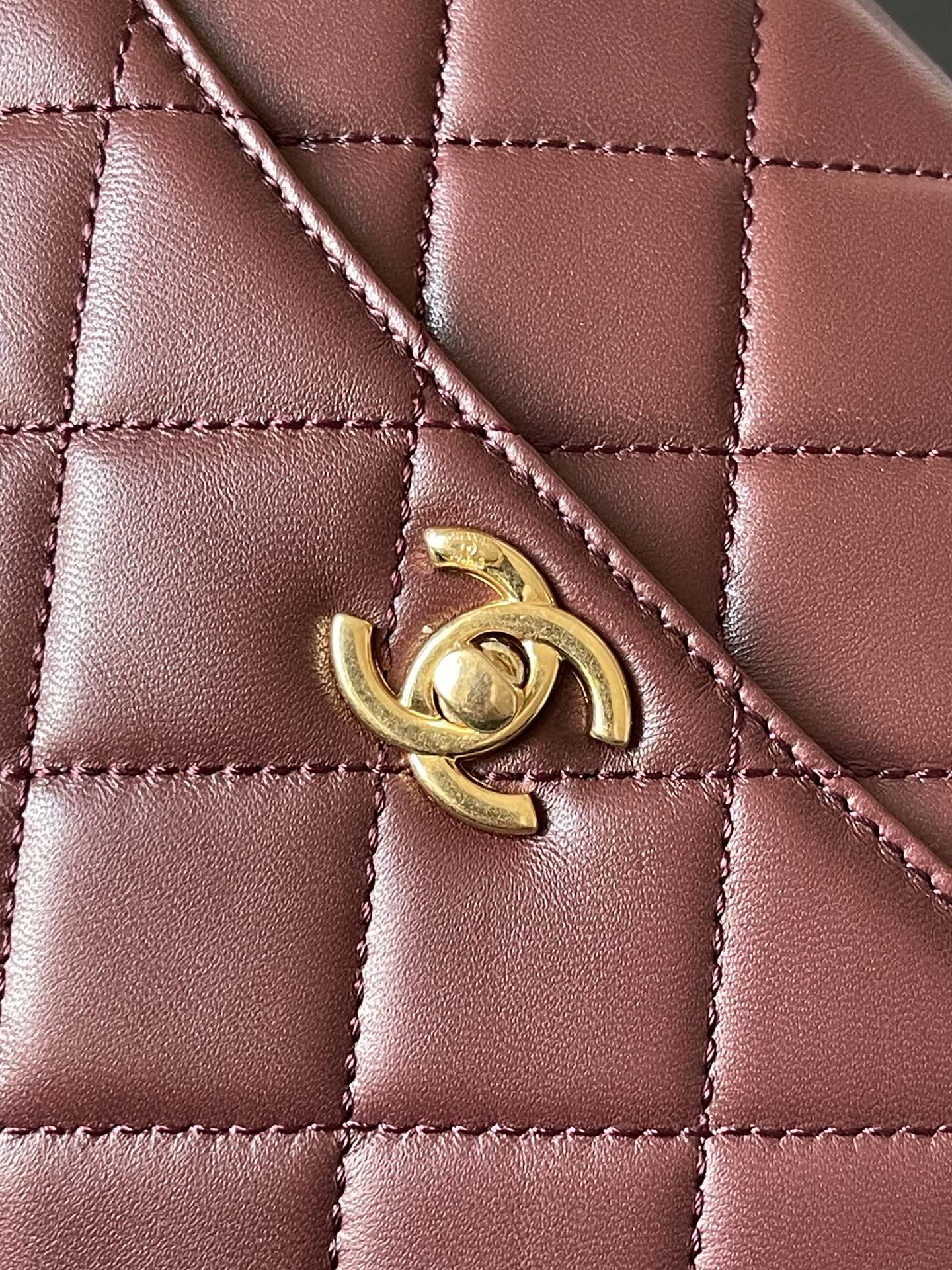 CHANEL CAMERA BAG 24 IN BUANEER RED QUILTED LAMBSKIN DOUBLE C GOLD COIN