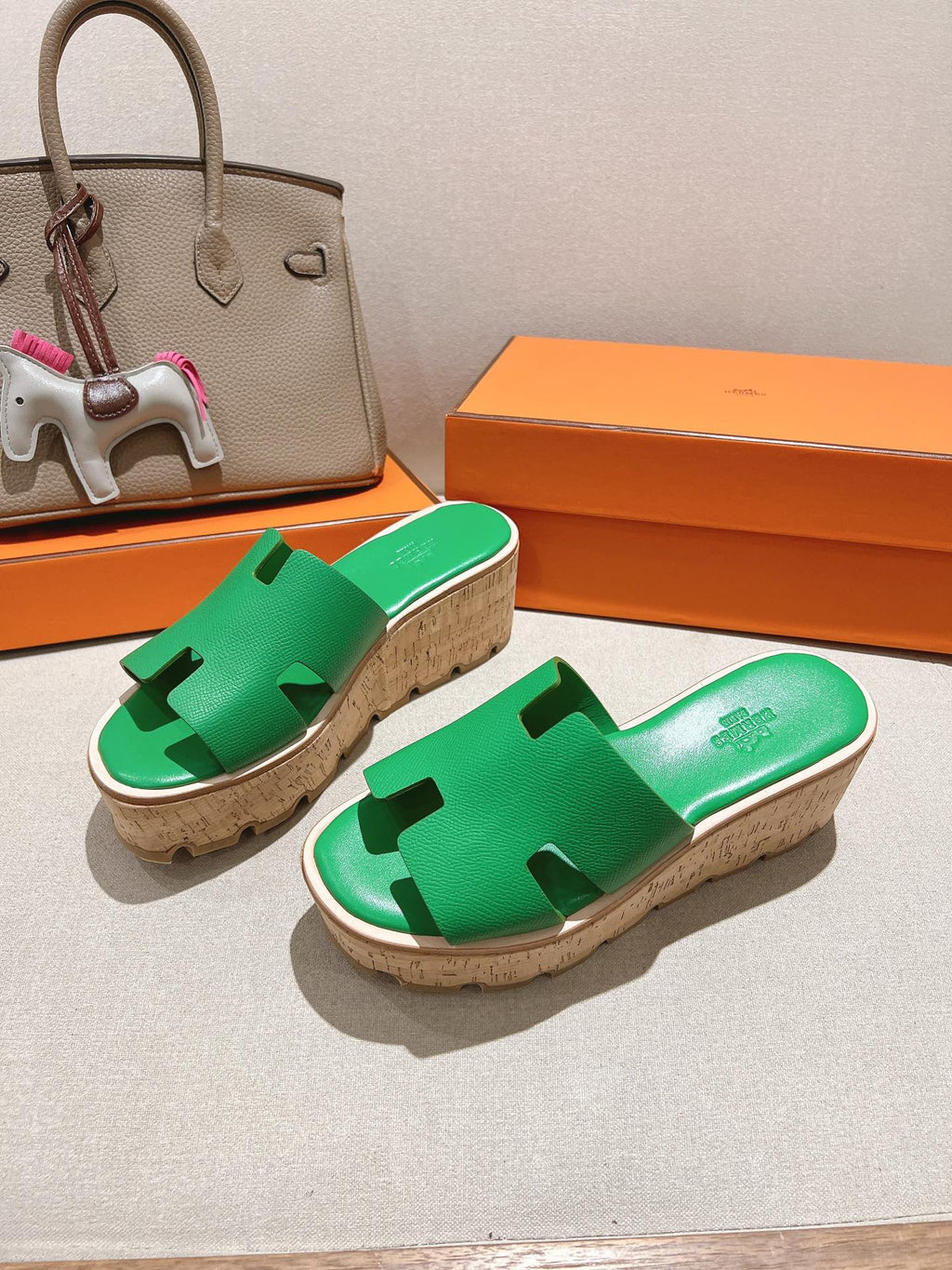 HERMES 25S HIGH WEDGE SANDALS IN GREEN LAMBSKIN STYLE 25