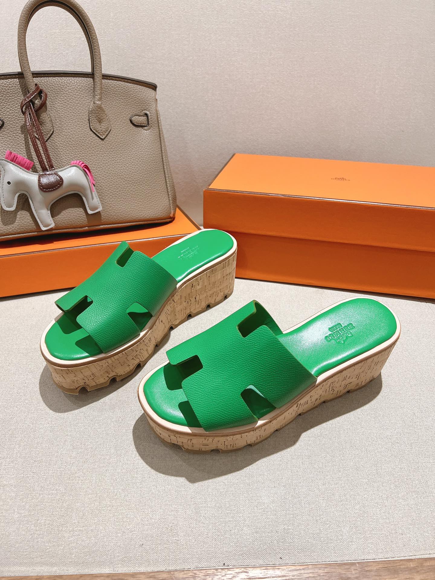 HERMES 25S HIGH WEDGE SANDALS IN GREEN LAMBSKIN STYLE 25
