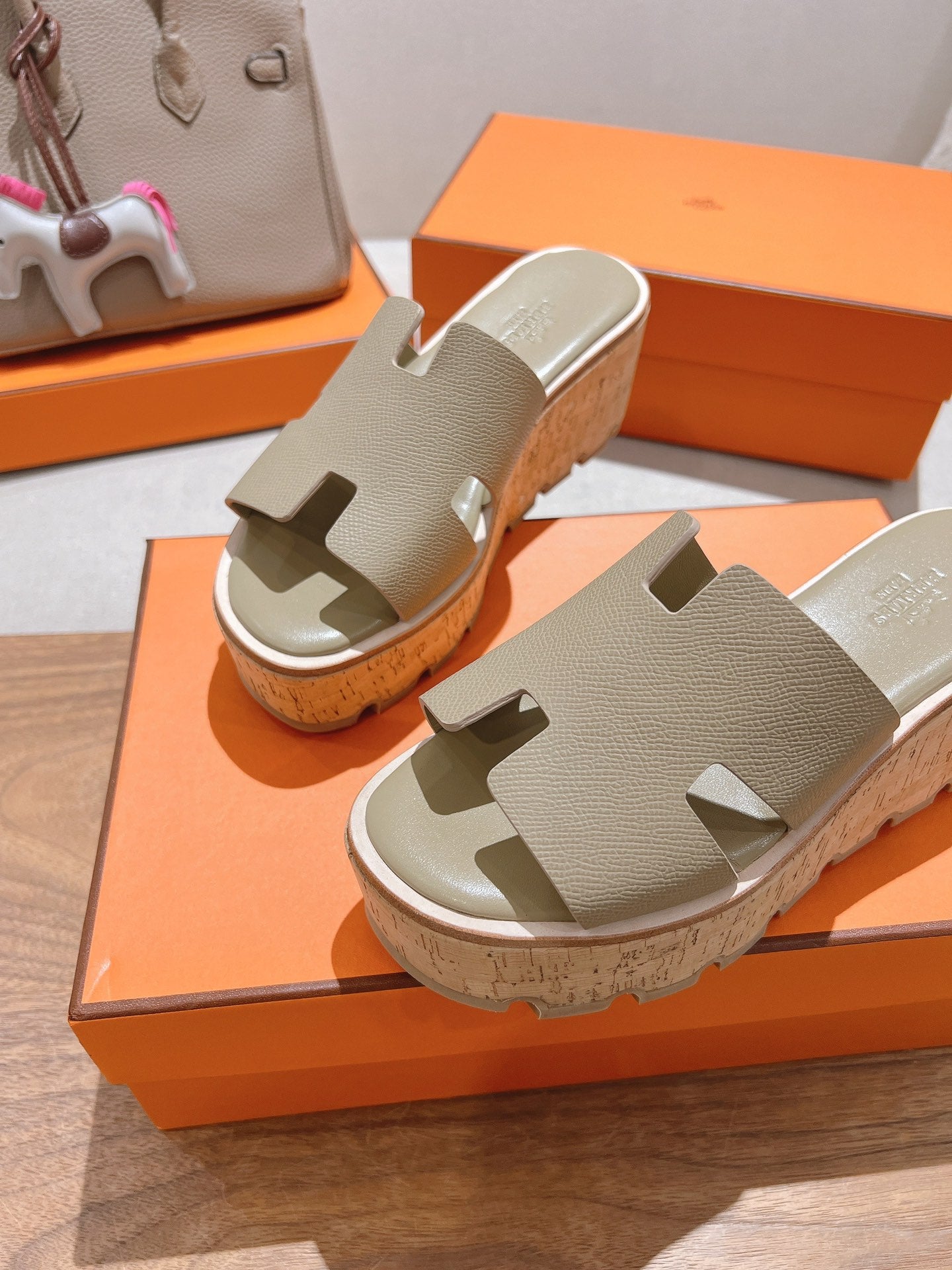 HERMES 25S HIGH WEDGE SANDALS IN WARM BEIGE LAMBSKIN STYLE 17