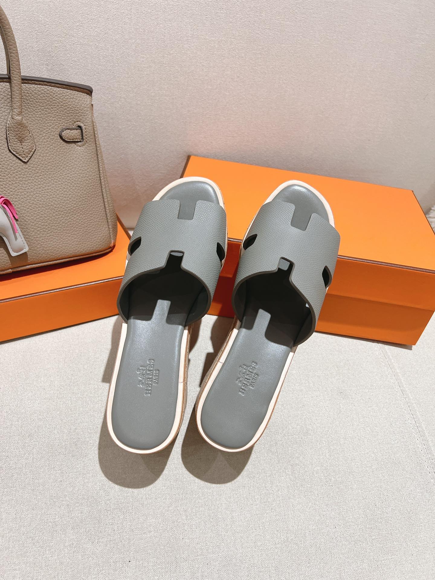 HERMES 25S HIGH WEDGE SANDALS IN LIGHT GREY LAMBSKIN STYLE 9