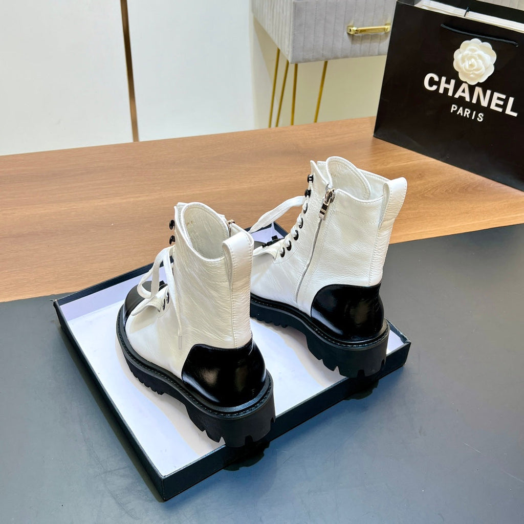 CHANEL 25S HIGH ANKLE BOOTS WITH ZIPPER IN WHITE GLOSSY CALFSKIN GOLD HARDWARE