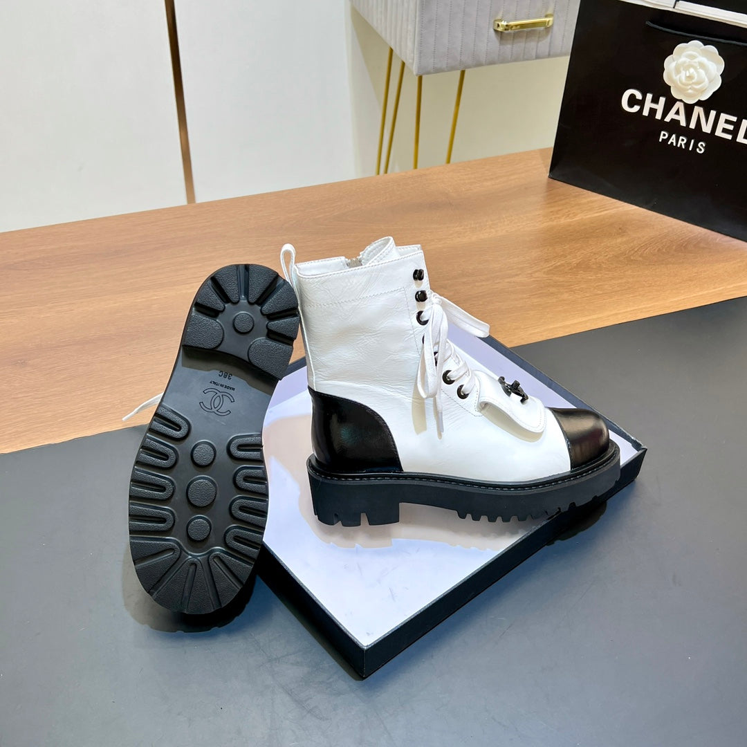 CHANEL 25S HIGH ANKLE BOOTS WITH ZIPPER IN WHITE GLOSSY CALFSKIN GOLD HARDWARE