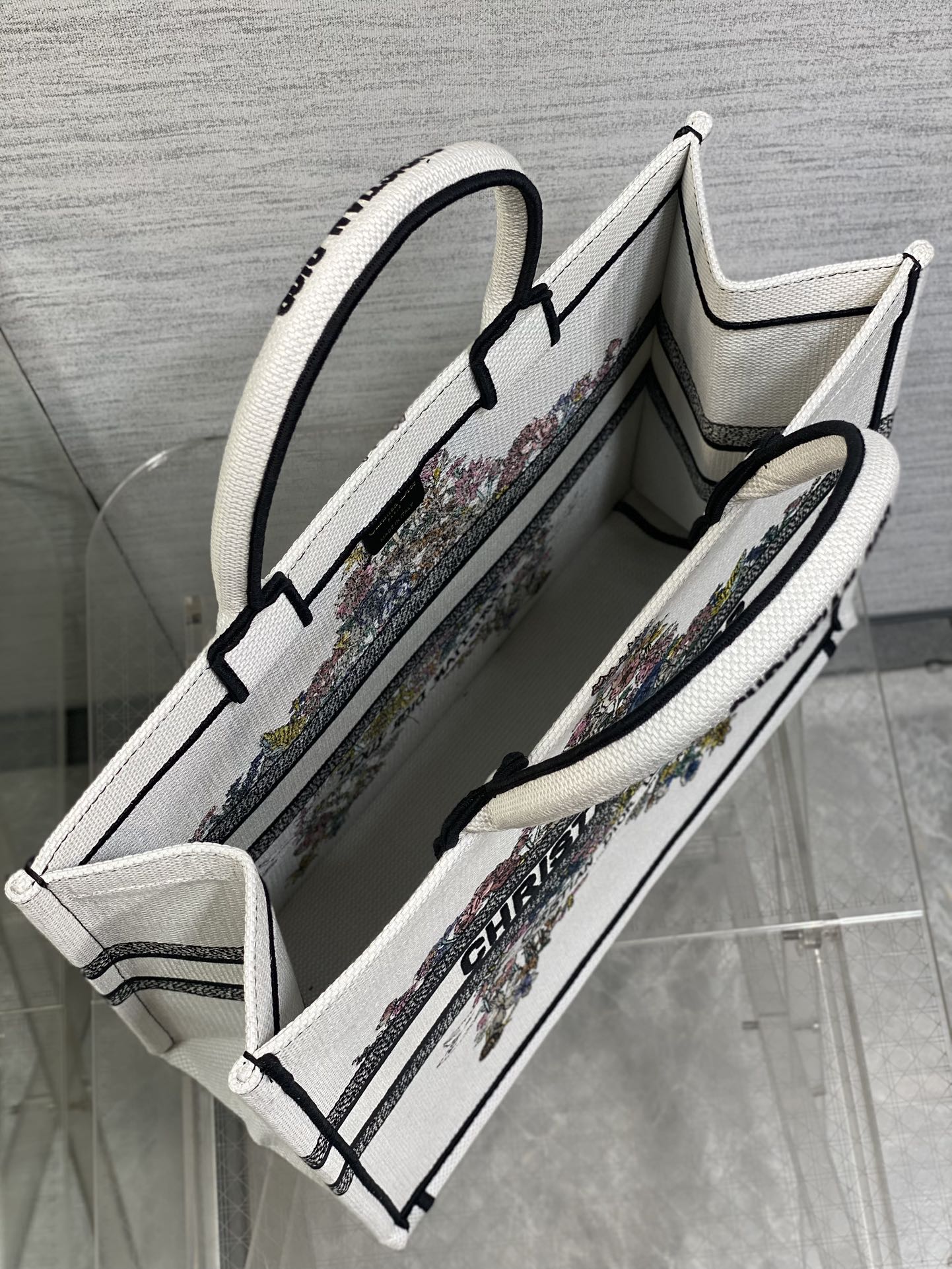 DIOR 25S LUCKY LARGE DIOR BOOK TOTE 42 IN WHITE MULTICOLOR DIOR STAR EMBROIDERY