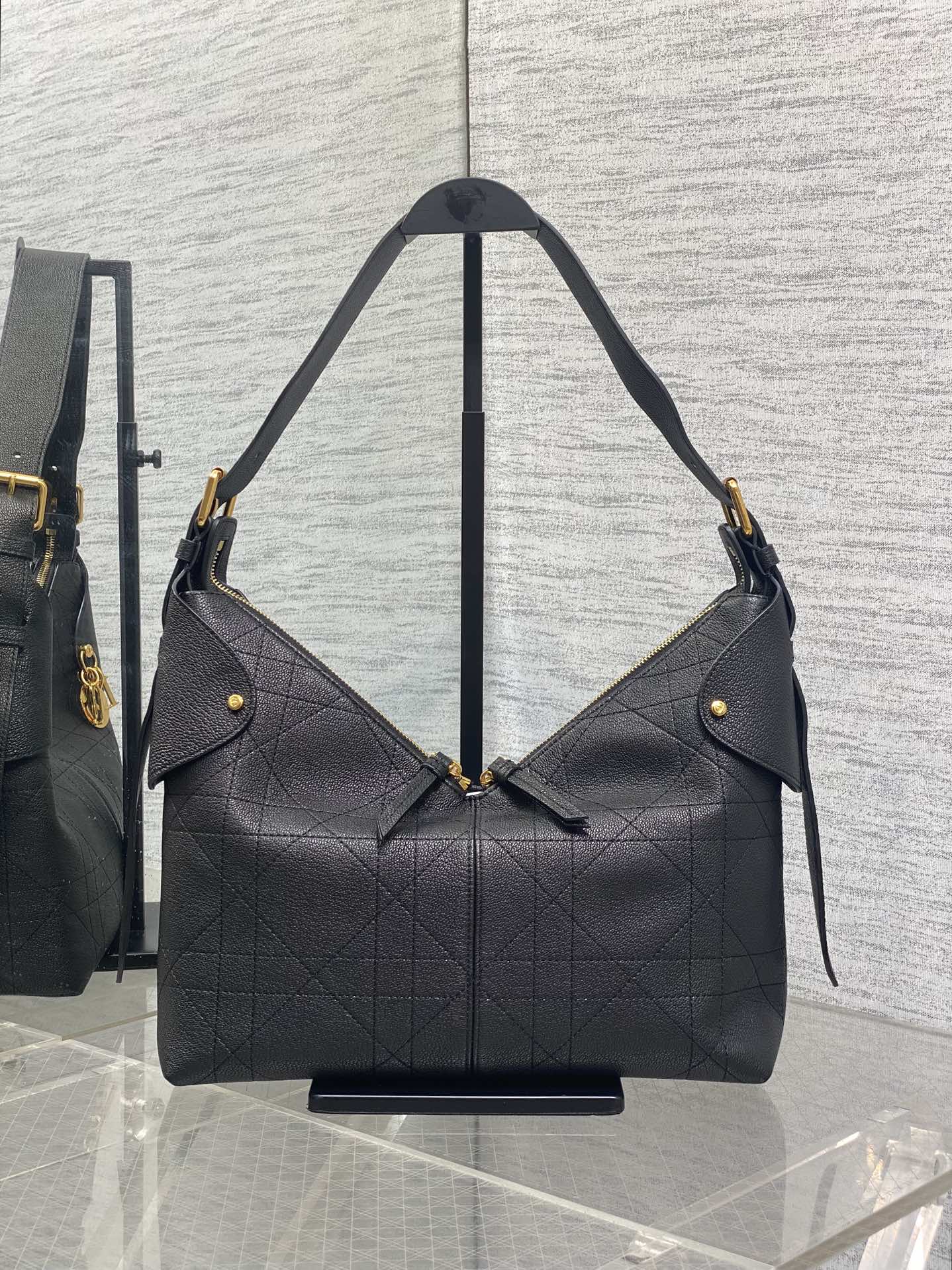 DIOR 25S MEDIUM VOYAGE BAG 28 IN BLACK FLAT MACROCANNAGE GRAINED CALFSKIN