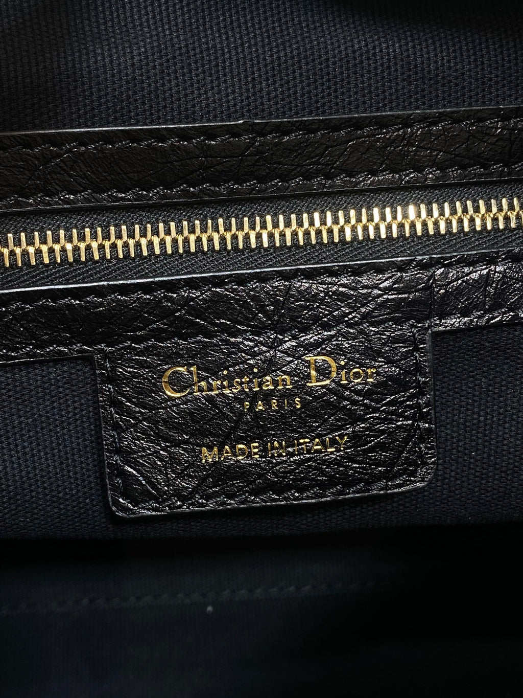 DIOR 25S MEDIUM VOYAGE BAG 28 IN BLACK FLAT MACROCANNAGE GRAINED GLOSSY CALFSKIN