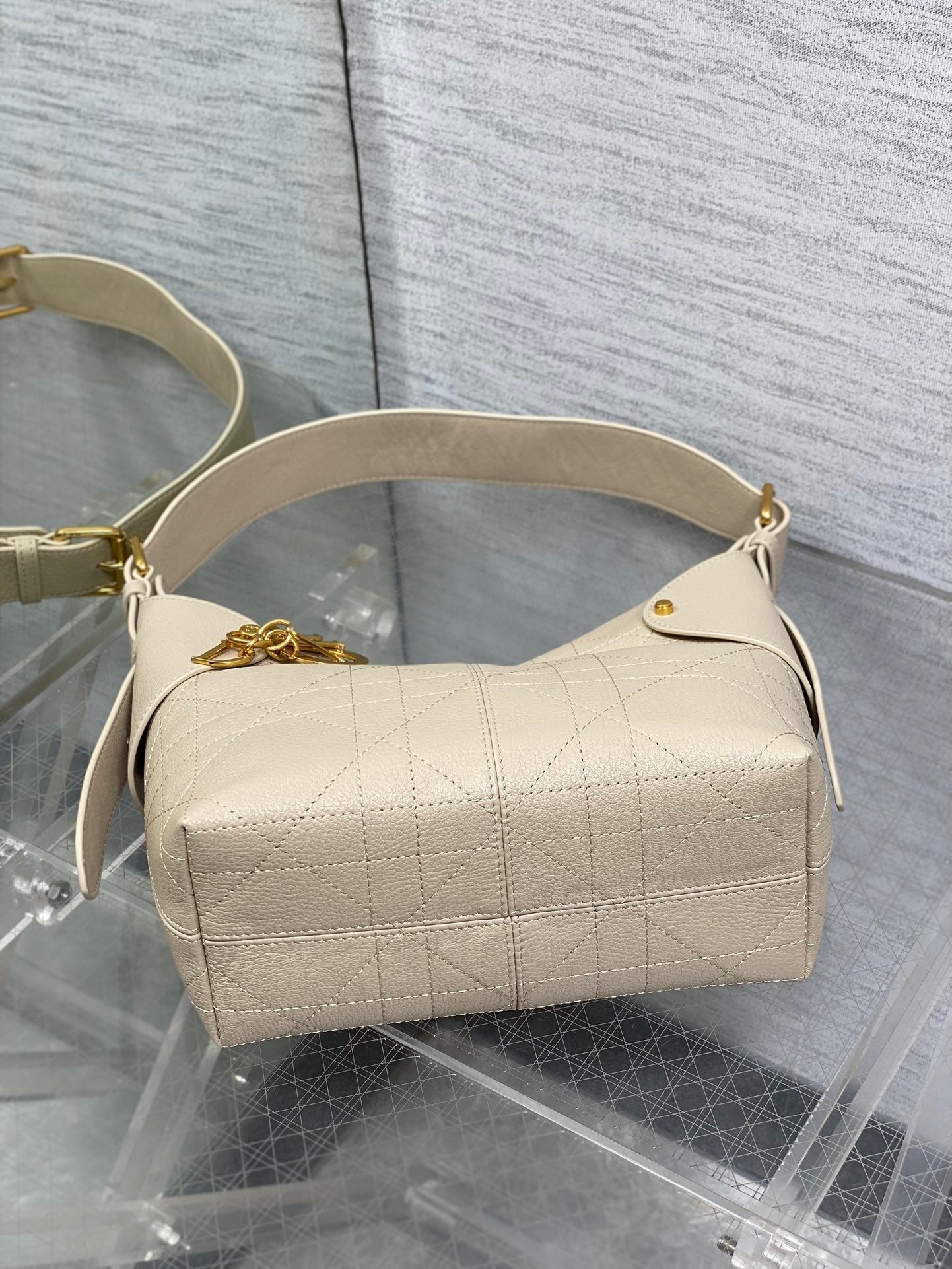 DIOR 25S SMALL VOYAGE BAG 23 IN POWDER BEIGE FLAT MACROCANNAGE GRAINED CALFSKIN