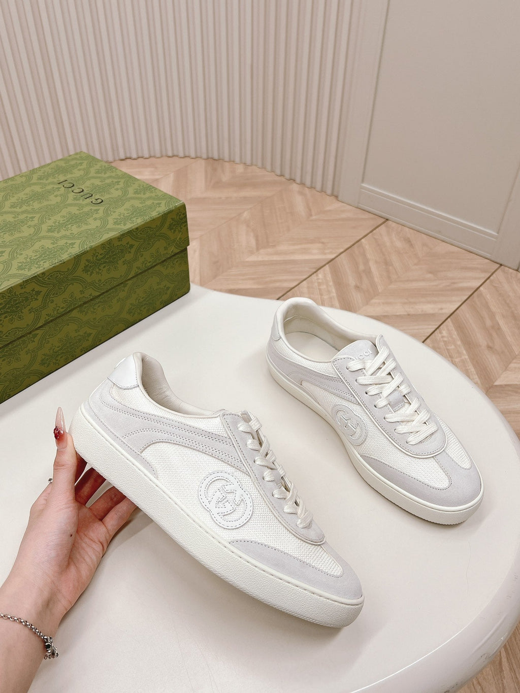 GUCCI SNEAKER WITH INTERLOCKING G IN WHITE SUEDE AND MESH